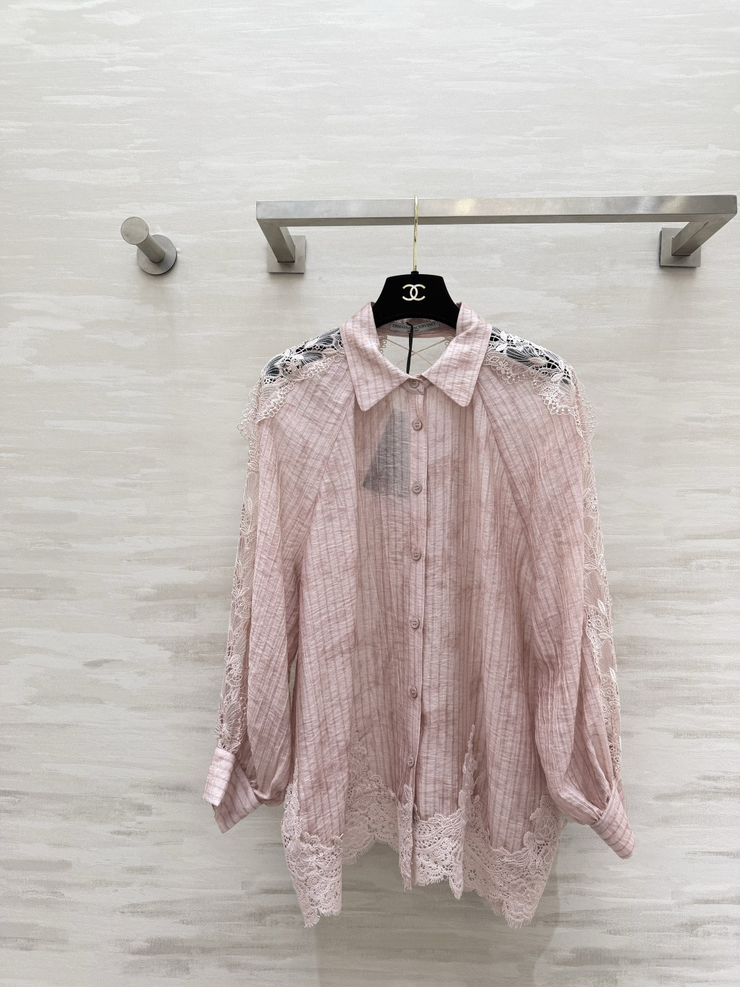 NO:822592,Ermanno Scervin is so good that it's a foul. Lace shirt with straps on the back. Heavy hollow water-soluble lace. Lazy and loose fit. Open back and discreet design. The atmosphere directly enshrines the gods. Breathable cotton and linen fabric. Sun-protective and gentle in spring and summer. Both colors are excellent. Tenderness and coolness can be switched with one click. High-quality customization. Available in stock first size S/M/L/XL (M size bust 120, length 68), women's clothing, shirts,19860909Ermanno Scervin仙到犯规 后背绑带蕾丝衬衫 重工镂空水溶蕾丝 慵懒宽松版型 露背小心机设计 氛围感直接封神 透气棉麻面料 春夏防晒又温柔 两色都超绝 温柔与清冷一键切换 高品质定制 现货首发sizeS/M/L/XL（M码胸围120,衣长68）,女装,shirts,,Women's clothing