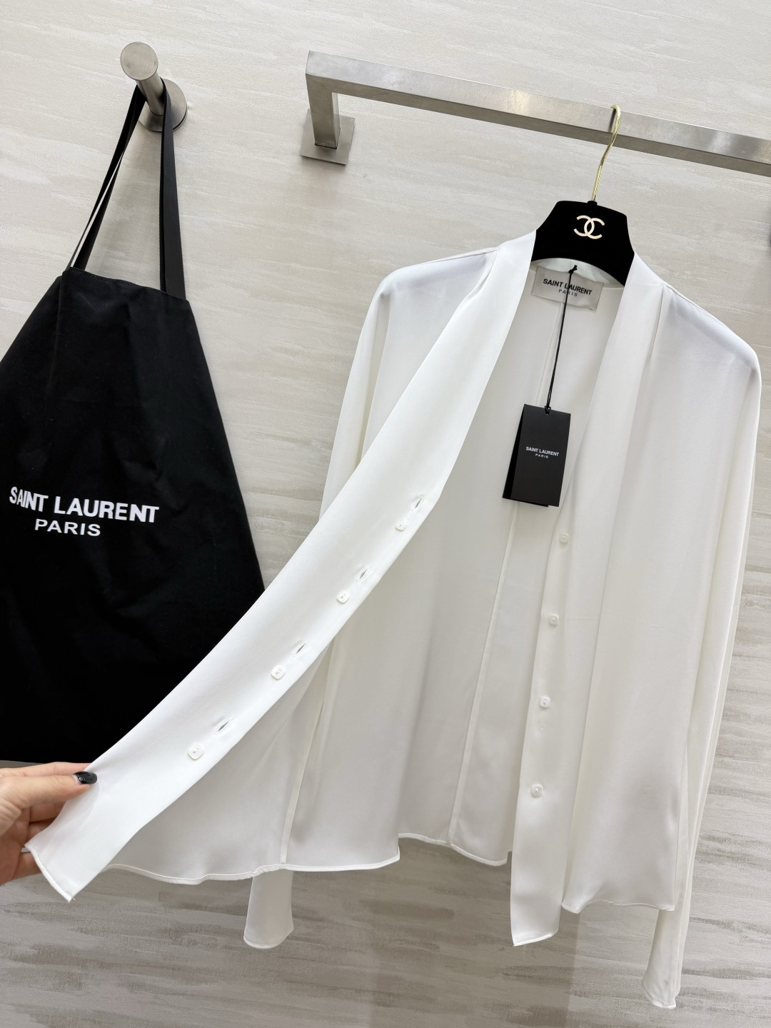 #ysl²⁶真丝缎面V领衬衫 显贵配色 纯净白｜深棕咖｜经典黑 丝滑垂顺高奢真丝缎面面料 自带柔和的珍珠