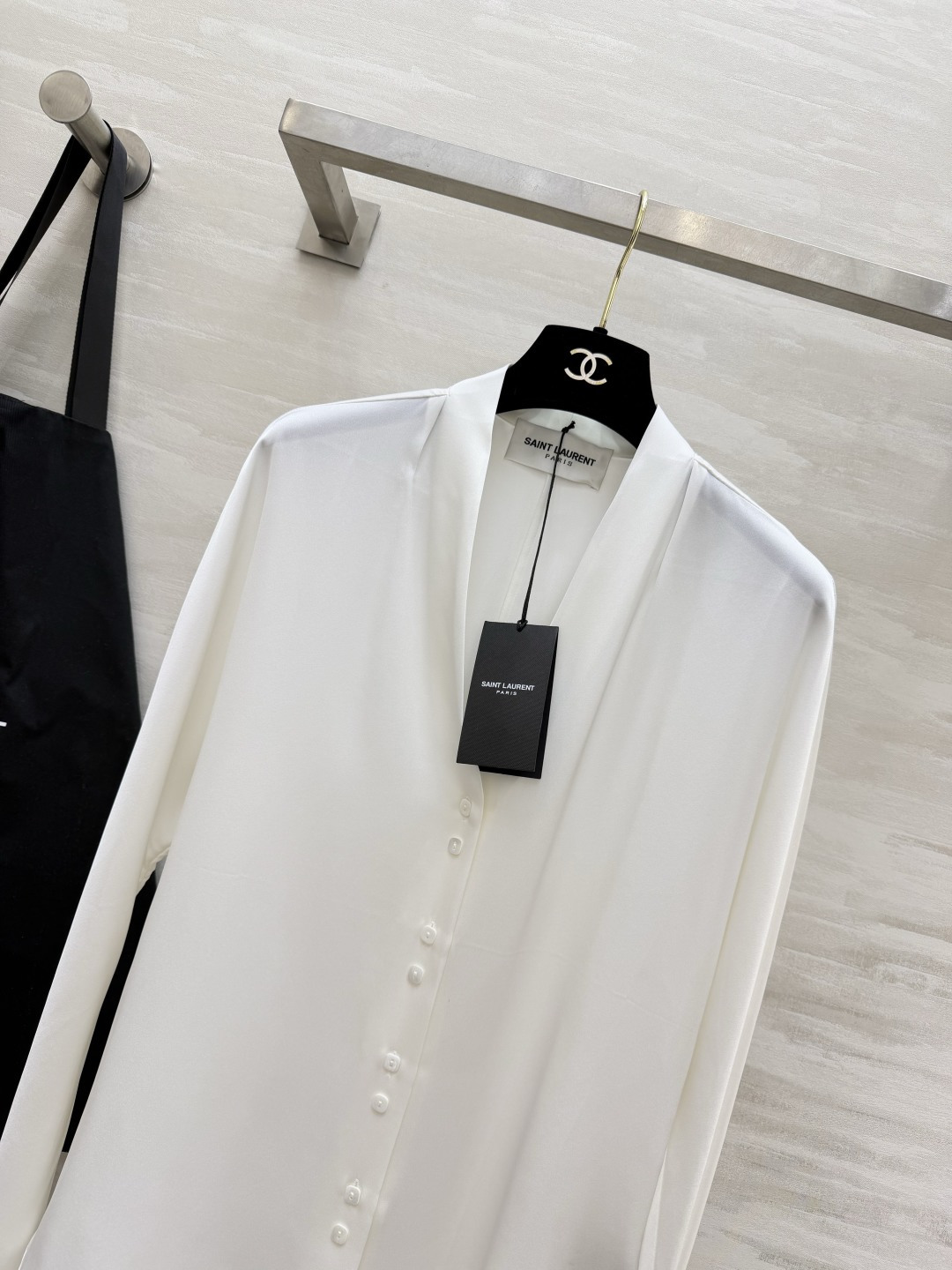 #ysl²⁶真丝缎面V领衬衫 显贵配色 纯净白｜深棕咖｜经典黑 丝滑垂顺高奢真丝缎面面料 自带柔和的珍珠