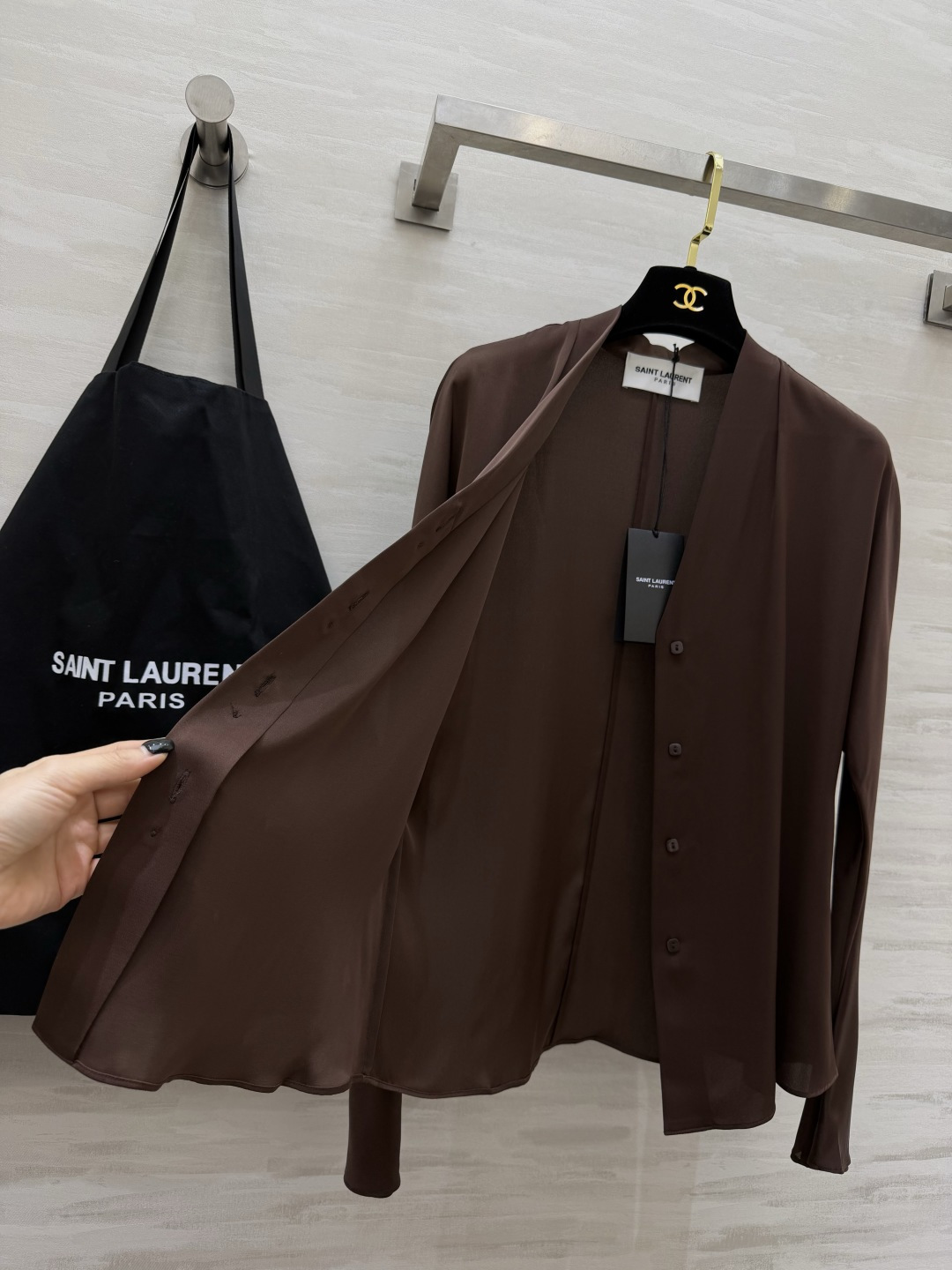 #ysl²⁶真丝缎面V领衬衫 显贵配色 纯净白｜深棕咖｜经典黑 丝滑垂顺高奢真丝缎面面料 自带柔和的珍珠