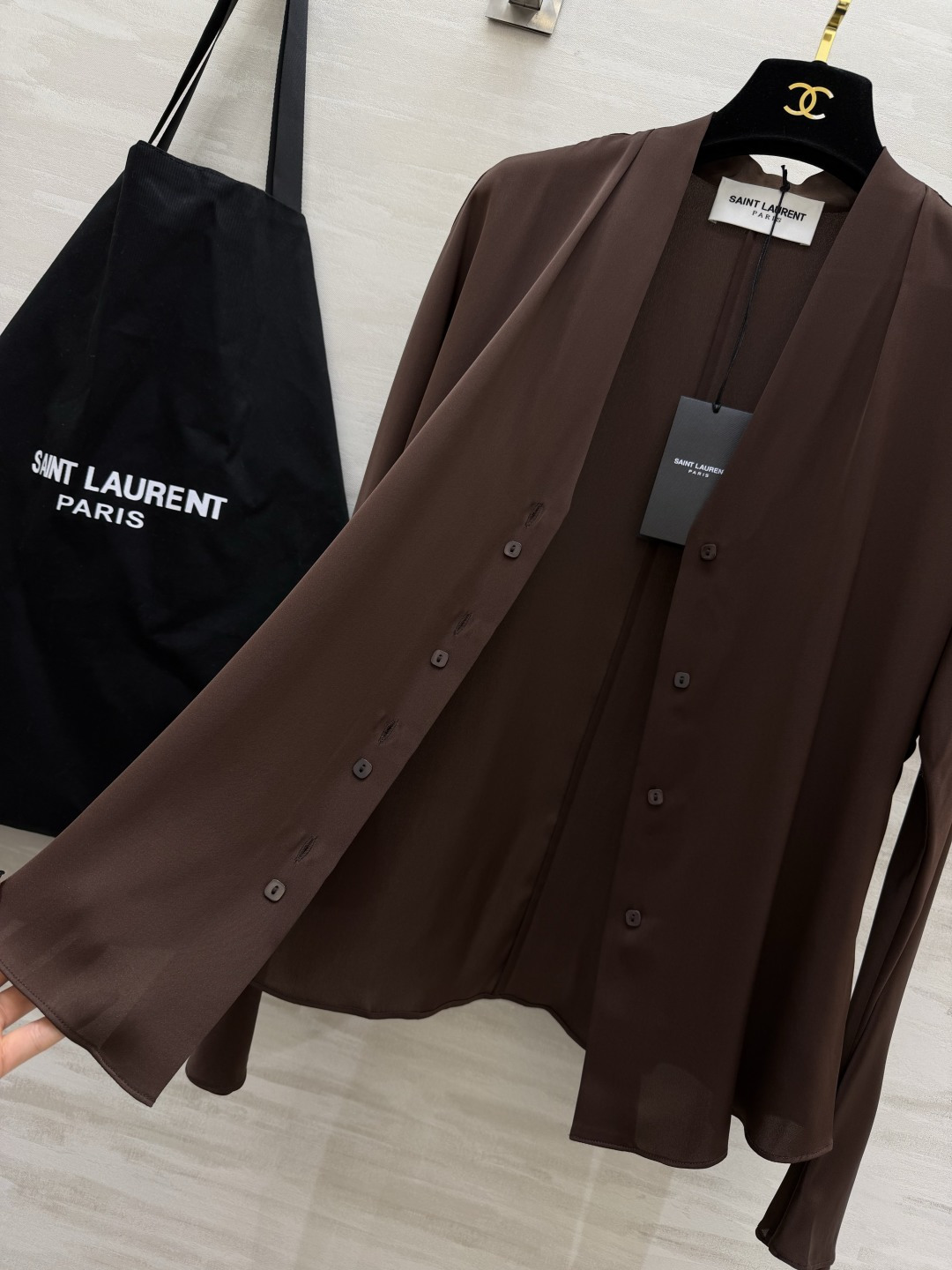 #ysl²⁶真丝缎面V领衬衫 显贵配色 纯净白｜深棕咖｜经典黑 丝滑垂顺高奢真丝缎面面料 自带柔和的珍珠