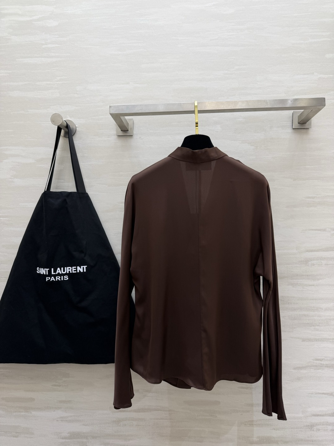#ysl²⁶真丝缎面V领衬衫 显贵配色 纯净白｜深棕咖｜经典黑 丝滑垂顺高奢真丝缎面面料 自带柔和的珍珠