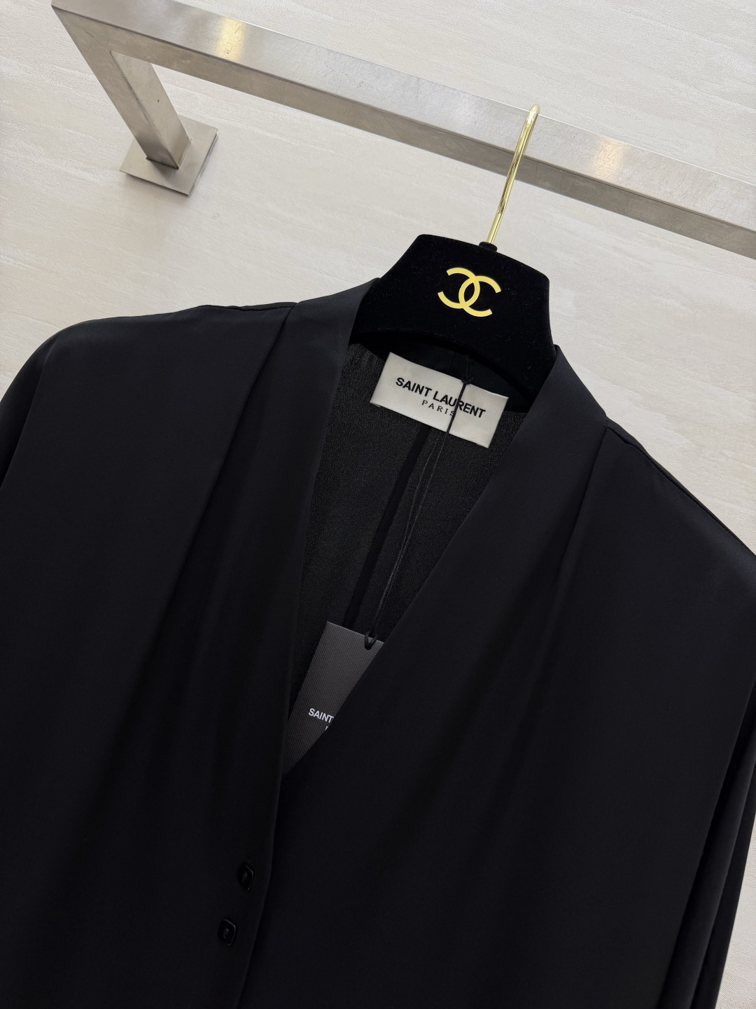 #ysl²⁶真丝缎面V领衬衫 显贵配色 纯净白｜深棕咖｜经典黑 丝滑垂顺高奢真丝缎面面料 自带柔和的珍珠