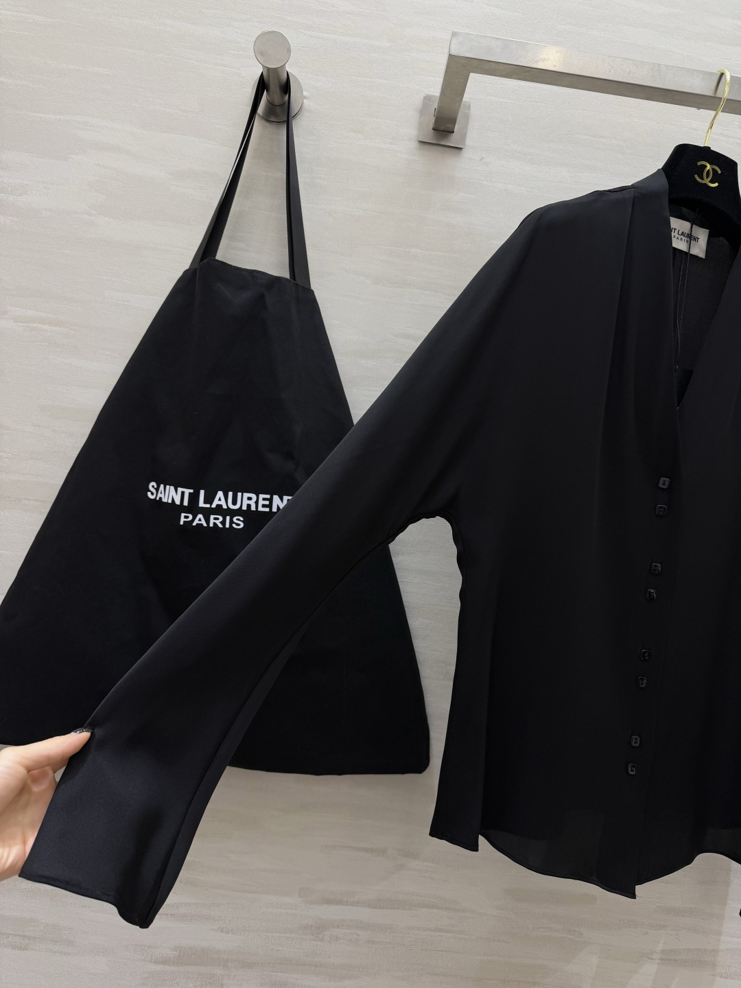 #ysl²⁶真丝缎面V领衬衫 显贵配色 纯净白｜深棕咖｜经典黑 丝滑垂顺高奢真丝缎面面料 自带柔和的珍珠