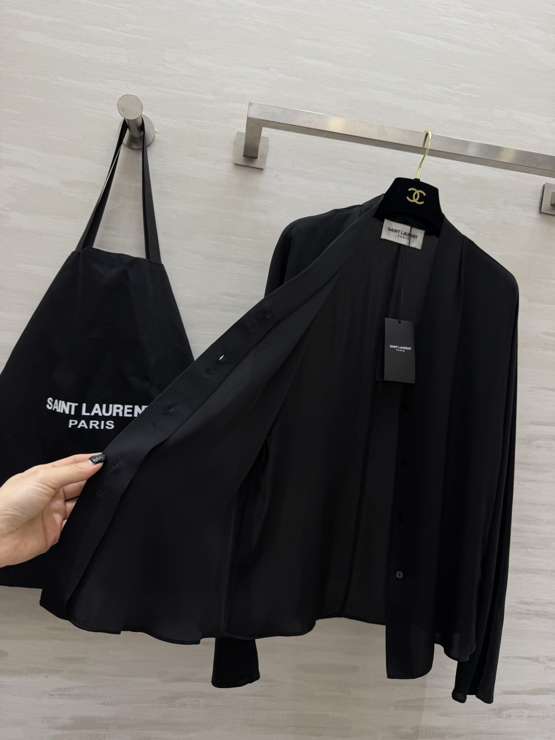 #ysl²⁶真丝缎面V领衬衫 显贵配色 纯净白｜深棕咖｜经典黑 丝滑垂顺高奢真丝缎面面料 自带柔和的珍珠