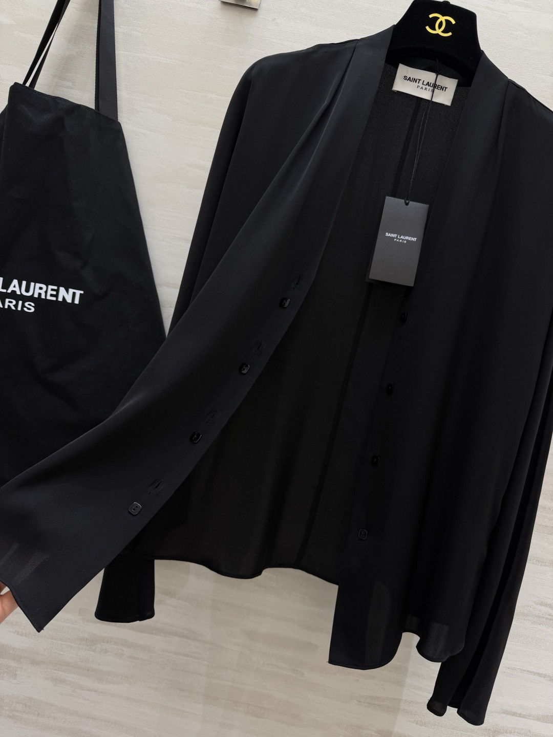 #ysl²⁶真丝缎面V领衬衫 显贵配色 纯净白｜深棕咖｜经典黑 丝滑垂顺高奢真丝缎面面料 自带柔和的珍珠