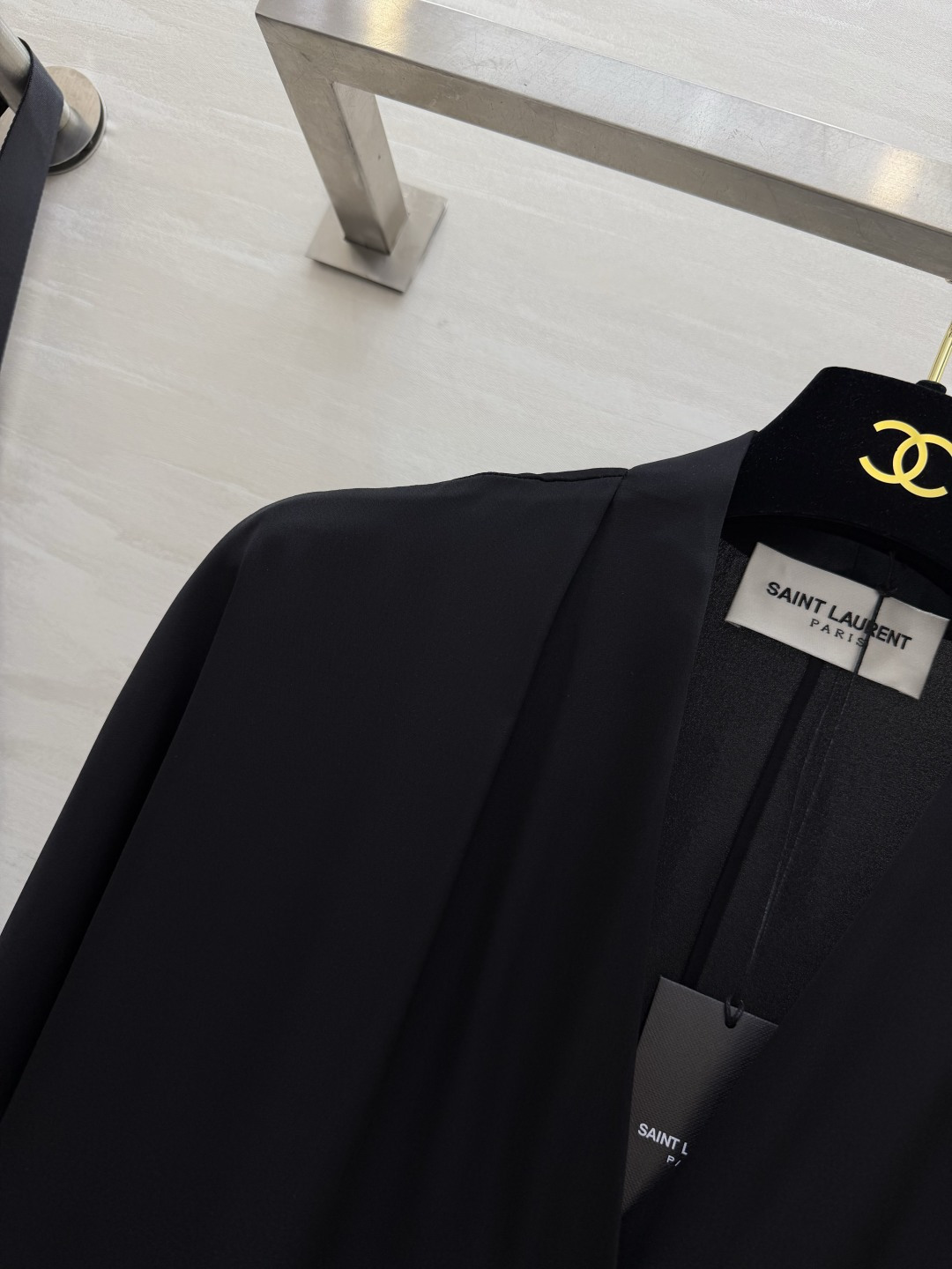 #ysl²⁶真丝缎面V领衬衫 显贵配色 纯净白｜深棕咖｜经典黑 丝滑垂顺高奢真丝缎面面料 自带柔和的珍珠