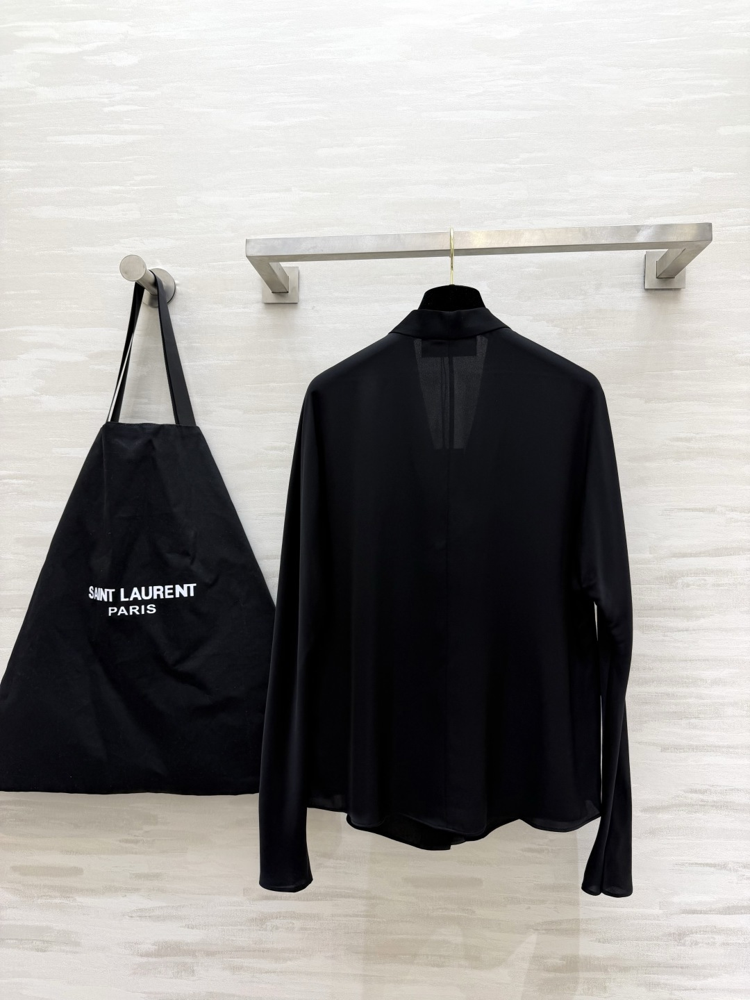 #ysl²⁶真丝缎面V领衬衫 显贵配色 纯净白｜深棕咖｜经典黑 丝滑垂顺高奢真丝缎面面料 自带柔和的珍珠