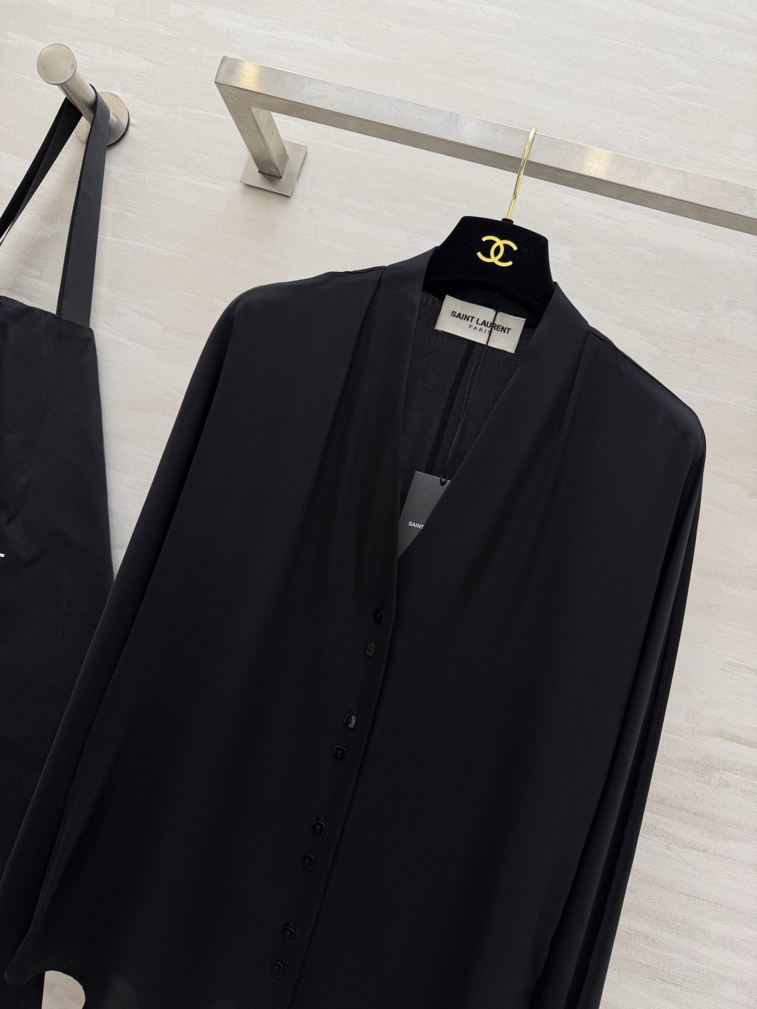 #ysl²⁶真丝缎面V领衬衫 显贵配色 纯净白｜深棕咖｜经典黑 丝滑垂顺高奢真丝缎面面料 自带柔和的珍珠