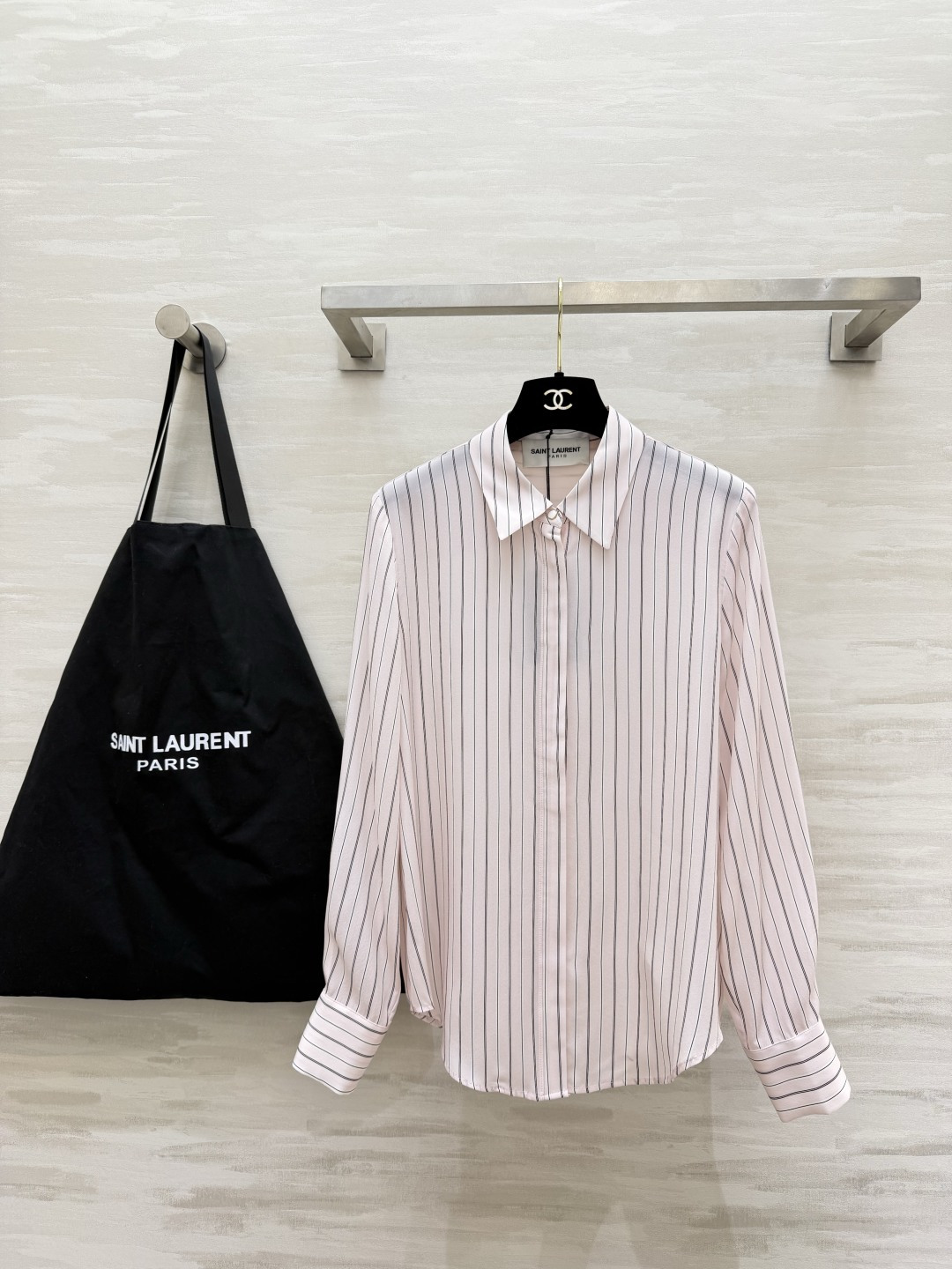 SAINT LAUREN♡²⁶气质条纹真丝衬衣谁懂啊！淡粉细条纹也太温柔了垂坠感一绝，上身丝滑又显瘦竖条