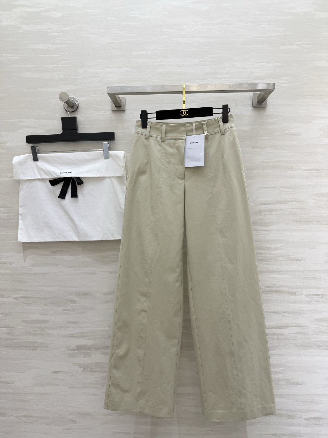 NO:822555,Chane spring and summer limited edition light apricot wide-legged pants, whoever wears them knows how to modify the leg shape!  High-waisted three-dimensional midline cut, neat drape, with a relaxed aura when walking. Low saturation and light khaki tone. Gentle and cool, versatile tops. Suitable for daily commuting, dates and vacations. Effortlessly wear a noble lady's temperament. Versatile pants for spring and summer wardrobe! High-quality customization  Available now, size 36/38/40 (size 36 waist 70, hip 98, pants length 106), Chanel-clothing, chanel, chanel,19860909Chane春夏限定浅杏阔腿神裤谁穿谁懂的修饰腿型神器！高腰立体中线剪裁 利落垂坠感 行走间自带松弛气场 低饱和浅卡其色调 温柔又清冷,百搭所有上衣 通勤日常、约会度假都适配 不费力穿出显贵大小姐气质 春夏衣柜本命百搭神裤!高品质定制 现货首发size36/38/40（36码腰围70,臀围98,裤长106）,香奈儿-服装,chanel,chanel,,Women's clothing