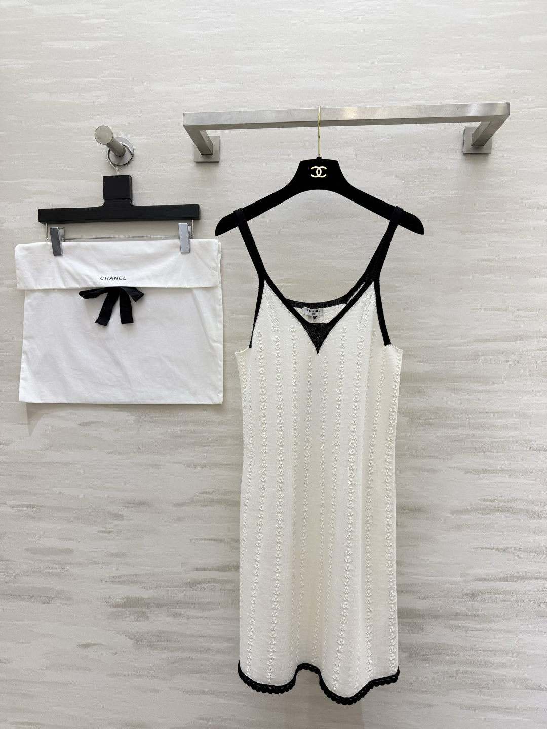 NO:822546,ChaneP's classic black and white knitted suspender skirt. Exquisite three-dimensional vertical grain texture knitted with the look of a wealthy family. Soft fufu and super skin-friendly. Black contrast V-neck and lace hem. Outline the slender figure. Gentle and a little pure. Suitable for spring and summer dates | vacations | daily commuting. Low-key and high-end nobility. High-quality customized wardrobe C-position model.  Available now, size 36/38/40 (), Chanel-clothing, chanel, chanel, skirts,19860909ChaneP经典黑白针织吊带裙 一眼沦陷的精致富家千金感立体竖纹肌理针织 软fufu超亲肤 黑边撞色V领 花边下摆 勾勒纤细身形 温柔又带点小纯欲 春夏约会｜度假｜日常通勤都适配 低调又自带高级贵气 衣柜C位款高品质定制 现货首发size36/38/40（）,香奈儿-服装,chanel,chanel,skirts,,Women's clothing