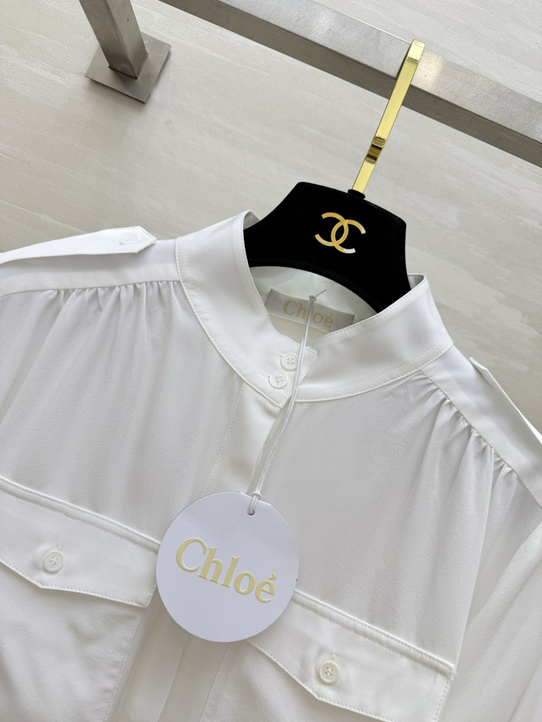✨ Chloé²⁶立领真丝衬衫 黑白两色｜高级感直接拉满💯真的美到心坎里 立领微褶设计 肩部肩章双口袋工