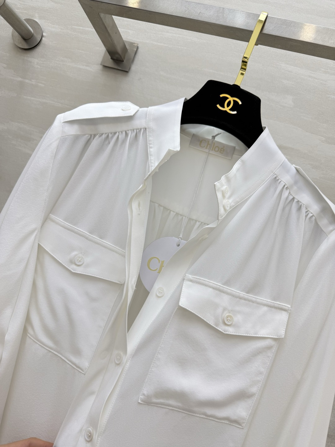 ✨ Chloé²⁶立领真丝衬衫 黑白两色｜高级感直接拉满💯真的美到心坎里 立领微褶设计 肩部肩章双口袋工