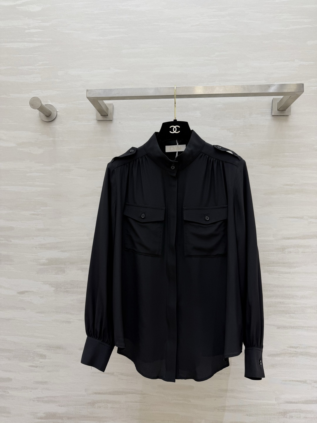 NO:822818,Chloé stand-up collar silk shirt in black and white｜The high-end feel is really beautiful to the heart. Stand-up collar micro-pleat design. Shoulder epaulette double pocket workwear details. Retro and neat. Smooth and silky high-grade silk fabric. The upper body is delicate and textured. Lantern sleeves are closed. Gentle single-row concealed button placket. Simple and clean. High-quality customization.  Available now: size 36/38/40/42 (size 38, shoulder width 36, bust 106, length 64), women's clothing, chloe, shirts, real silk,19860909Chloé立领真丝衬衫 黑白两色｜高级感直接拉满真的美到心坎里 立领微褶设计 肩部肩章双口袋工装细节 复古又利落 垂顺丝滑高级真丝面料 上身细腻又有质感 灯笼袖收口 温柔单排暗扣门襟 简约干净 高品质定制 现货首发size36/38/40/42（38码肩宽36,胸围106,衣长64）,女装,chloe,shirts,real silk,,Women's clothing