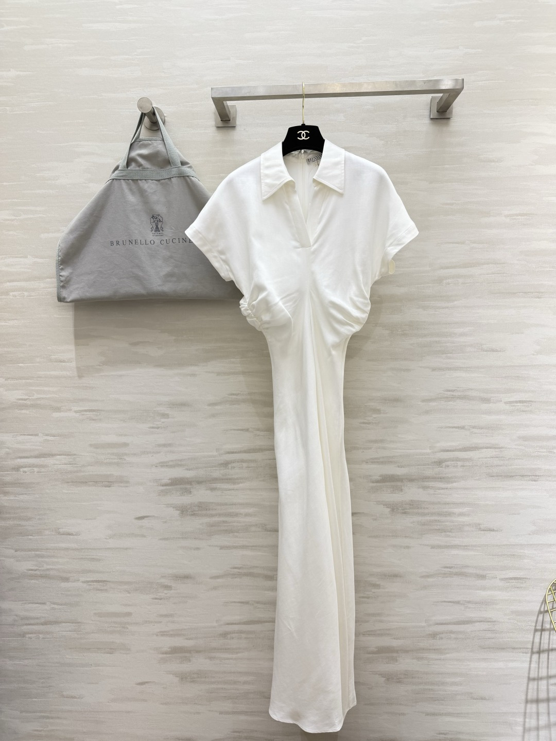 NO:838687,Brunello Cucinell Silk and Linen Waist Long Dress is classic in black and white. The never-ending natural skirt. Selected silk and linen blended fabrics with its own refreshing and breathable texture. Drape and wrinkle-resistant. High-end matte texture, low-key and elegant. Small V-neck lapel cut. Neat and flattering neck. Raglan short flying sleeves. Three-dimensional shirring waist design on the waist. The golden body proportions are pinched. Long and slightly swaying skirt. Swaying and full of atmosphere when walking.  Simple and elegant, regardless of the occasion, high-quality customization, available in stock first size S/M/L (S size bust 92, waist 66, skirt length 138), brunello cucinelli, skirts, gold,19860909Brunello Cucinell丝麻收腰长款连衣裙黑白经典双色 永不出错的本命裙 甄选丝麻混纺面料 自带清爽透气肌理感 垂坠抗皱 高级哑光质感低调显贵 翻领小V领剪裁 利落又修饰脖颈 连肩小飞袖 腰侧立体抽褶收腰设计 狠狠掐出三七分黄金身材比例 微摆长款大裙摆 行走间摇曳生姿 氛围感拉满 简约大气不挑场合 高品质定制 现货首发sizeS/M/L（s码胸围92,腰围66,裙长138）,,brunello cucinelli,skirts,gold,,Women's clothing