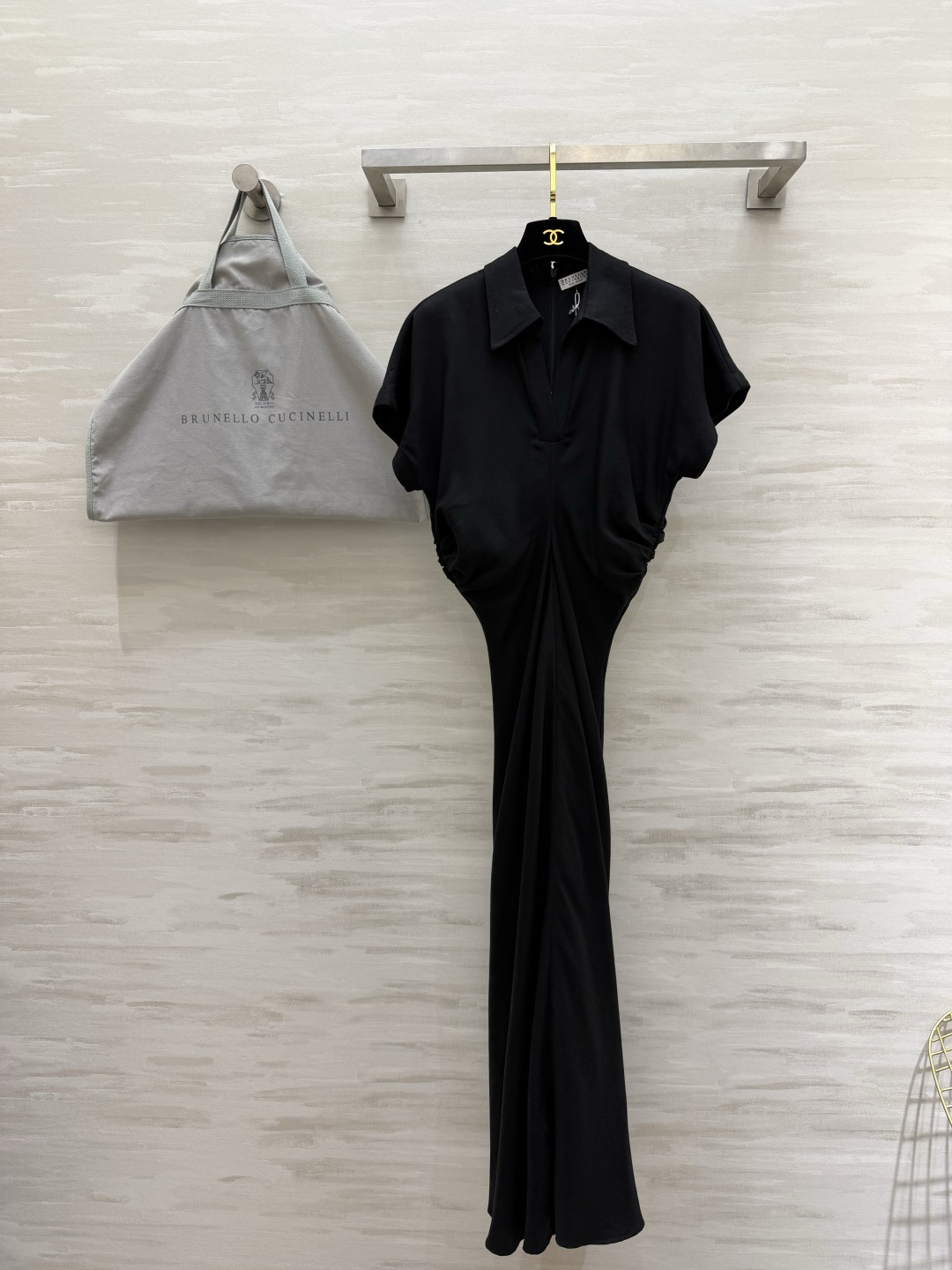 NO:822825,Brunello Cucinell Silk and Linen Waist Long Dress is classic in black and white. The never-ending natural skirt. Selected silk and linen blended fabrics with its own refreshing and breathable texture. Drape and wrinkle-resistant. High-end matte texture, low-key and elegant. Small V-neck lapel cut. Neat and flattering neck. Raglan short flying sleeves. Three-dimensional shirring waist design on the waist. The golden body proportions are pinched. Long and slightly swaying skirt. Swaying and full of atmosphere when walking.  Simple and elegant, no matter the occasion, high-quality customization, available in stock first size S/M/L (S size bust 92, waist 66, skirt length 138), women's clothing, brunello cucinelli, skirts, gold,19860909Brunello Cucinell丝麻收腰长款连衣裙黑白经典双色 永不出错的本命裙 甄选丝麻混纺面料 自带清爽透气肌理感 垂坠抗皱 高级哑光质感低调显贵 翻领小V领剪裁 利落又修饰脖颈 连肩小飞袖 腰侧立体抽褶收腰设计 狠狠掐出三七分黄金身材比例 微摆长款大裙摆 行走间摇曳生姿 氛围感拉满 简约大气不挑场合 高品质定制 现货首发sizeS/M/L（s码胸围92,腰围66,裙长138）,女装,brunello cucinelli,skirts,gold,,Women's clothing