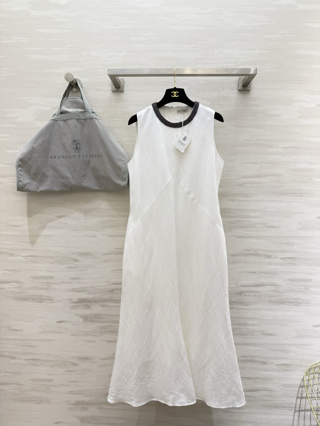 NO:822830,Brunello Cucinell's minimalist linen sleeveless long dress has a lazy and relaxed Italian feel. A clean temperament that will catch you at a glance. The natural linen fabric is selected and has its own texture and breathability. The upper body is light and breathable. It is refreshing and smooth, and has an exclusive casual charm when crossing. The low-key gray edge of the bead chain outlines the lines. It gently modifies the neck line. It makes the neck slender and beautiful. Neat sleeveless tailoring generously reveals the beautiful lines of the shoulders and neck. The skirt is cut on the bias to quietly optimize the body proportions.  The naturally spread micro-A large skirt, pure milky white, clean and healing, shows the high-end style in every aspect without being deliberate or ostentatious, it is the elegance and nobility in the heart!  High-quality customization, available in stock first size S/M/L (S size bust 86, skirt length 120), women's clothing, brunello cucinelli, skirts,19860909Brunello Cucinell极简亚麻无袖长裙 意大利慵懒松弛感 一眼沦陷的干净气质 甄选天然亚麻面料 自带肌理呼吸感 上身轻盈透气 清爽垂顺、越穿越有专属随性韵味 珠链低调灰边勾勒线条 温柔修饰脖颈线条 衬得脖颈修长好看 利落无袖剪裁 大方展露肩颈优美线条 斜裁分割裙身 悄悄优化身材比例 自然散开的微A大裙摆 纯净奶白色干净又治愈 处处尽显高阶做不刻意、不张扬,就是骨子里的优雅贵气！高品质定制 现货首发sizeS/M/L（s码胸围86,裙长120）,女装,brunello cucinelli,skirts,,Women's clothing