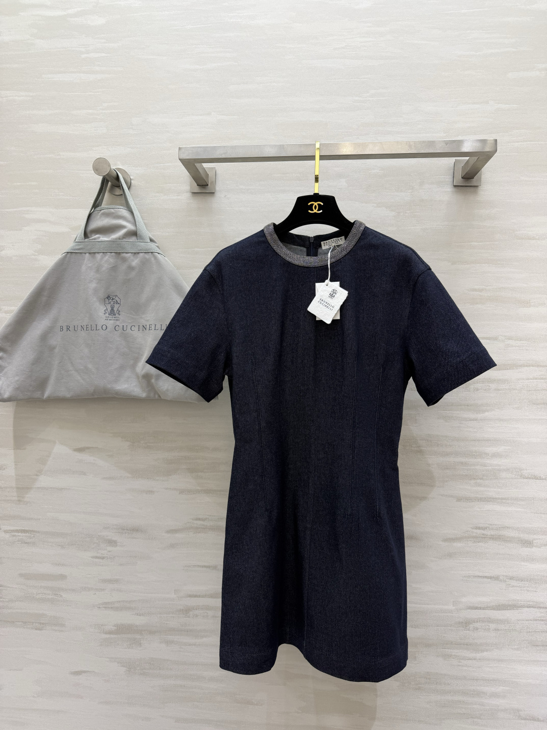 NO:822835,Brunello Cucinell heavy-duty denim waist dress Low-key high-end relaxation Effortless elegance for daily wear Classic dark blue denim texture with a retro and calm tone Different from ordinary stiff denim The fabric is soft and breathable The upper body has no sense of restraint Taking into account the neat fit and wearing comfort Exclusive beaded fine glitter webbing on the neckline BC’s signature low-key luxury Round neck and right shoulder short sleeves Optimize the head-to-shoulder ratio and neatly show straight shoulders Three-dimensional waist tailoring  Firmly tighten the waistline, quietly optimize the waist-to-hip ratio, easily wear to create slimming and long-leg effects. Straight micro-A short skirt length, generous and decent without being too picky about your figure. Suitable for commuting to work, weekend dates, and leisure outings. High-quality customization. Ready-made first size S/M/L (S size bust 88, waist 70, skirt length 79), women's clothing, brunello cucinelli, skirts, T-shirt,19860909Brunello Cucinell重工牛仔收腰连衣裙 低调的高阶松弛感 日常穿出毫不费力的贵气 经典深藏青牛仔肌理 自带复古沉稳调性 区别普通硬挺牛仔 面料柔软又透气 上身毫无束缚感 兼顾利落版型与穿着舒适度 领口专属珠边细闪织带 BC标志性低调奢感 圆领正肩短袖 优化头肩比、利落显肩直 腰间立体收腰剪裁 牢牢收紧腰线 悄悄优化腰臀比例 轻松穿出显瘦长腿效果 直筒微A短款裙长 大方得体不挑身材 通勤上班、周末约会、休闲出游都适配 高品质定制 现货首发sizeS/M/L（s码胸围88,腰围70,裙长79）,女装,brunello cucinelli,skirts,T-shirt,,Women's clothing