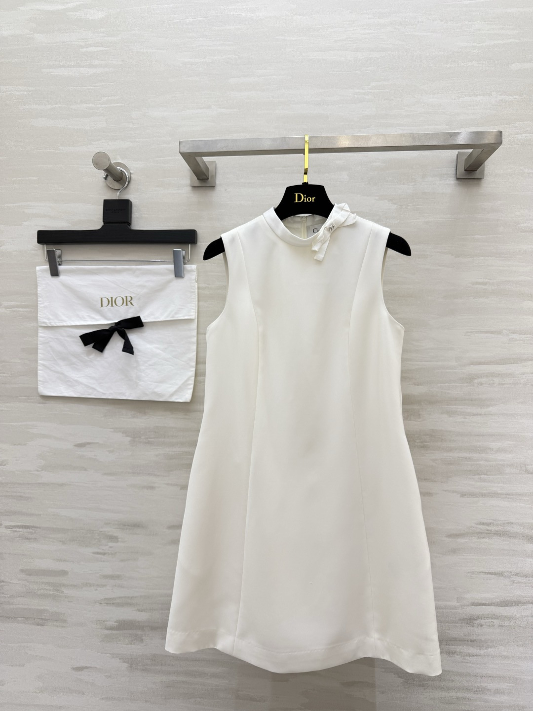 NO:822843,Dio bow sleeveless A-line dress has the timeless and elegant Hepburn style. High-definition and stiff heavy silk wool fabric. Neat and three-dimensional shaping of the upper body. Perfectly modify the whole body lines. Small stand-up collar. Exquisite bow decoration on the side. Embellishment of the brand's classic elements. Gentle modification of the neck. Exquisite but not exaggerated. The elegance is hidden in the details. Clean sleeveless tailoring. Refreshing shoulder and neck line.  High-quality custom-made ready stock size 36/38/40/42 (36 size bust 84, skirt length 84), Dior-clothing, dior, dior, skirts,19860909Dio蝴蝶结无袖A字连衣裙永不过时的优雅赫本风 高定挺括重磅丝毛面料 版型利落 上身立体塑形 完美修饰全身线条 小立领 侧边精致蝴蝶结饰 点缀品牌经典元素 温柔修饰脖颈 精致又不浮夸 贵气藏于细节 利落无袖剪裁 清爽展露肩颈线条 A字微散裙摆 自带法式名媛的优雅气场 一件穿出高级得体的氛围感 高品质定制 现货首发size36/38/40/42（36码胸围84,裙长84）,迪奥-服装,dior,dior,skirts,,Women's clothing
