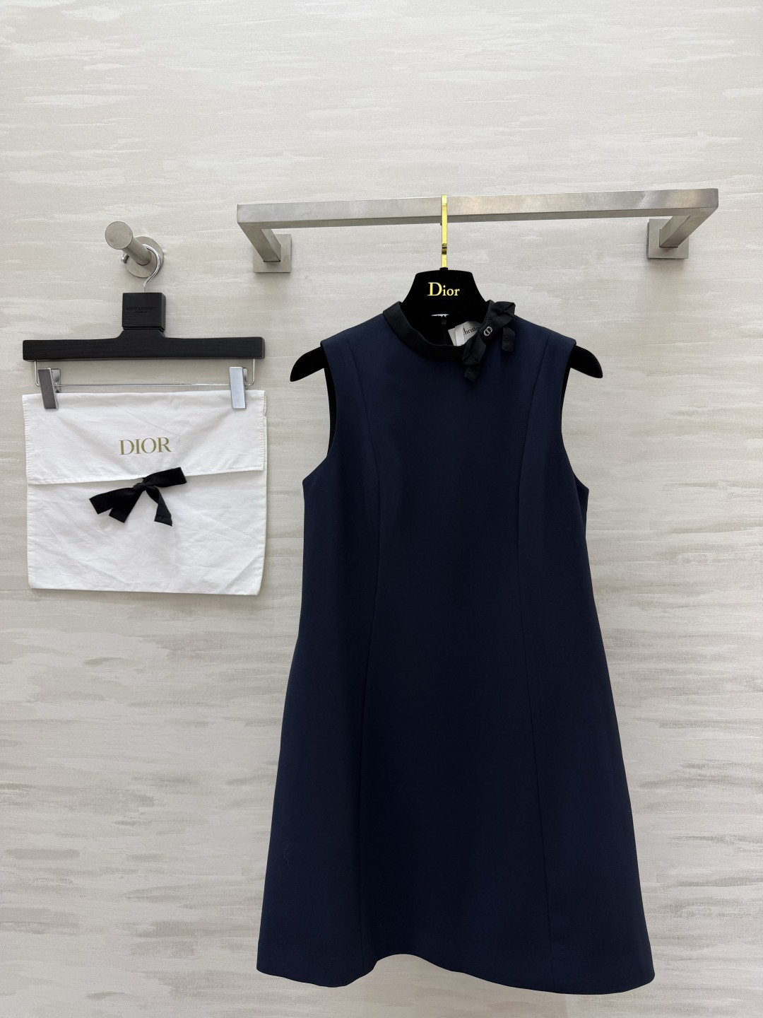 NO:822852,Dio bow sleeveless A-line dress has the timeless and elegant Hepburn style. High-definition and stiff heavy silk wool fabric. Neat and three-dimensional shaping of the upper body. Perfectly modify the whole body lines. Small stand-up collar. Exquisite bow decoration on the side. Embellishment of the brand's classic elements. Gentle modification of the neck. Exquisite but not exaggerated. The elegance is hidden in the details. Clean sleeveless tailoring. Refreshing shoulder and neck line.  High-quality custom-made ready stock size 36/38/40/42 (36 size bust 84, skirt length 84), Dior-clothing, dior, dior, skirts,19860909Dio蝴蝶结无袖A字连衣裙永不过时的优雅赫本风 高定挺括重磅丝毛面料 版型利落 上身立体塑形 完美修饰全身线条 小立领 侧边精致蝴蝶结饰 点缀品牌经典元素 温柔修饰脖颈 精致又不浮夸 贵气藏于细节 利落无袖剪裁 清爽展露肩颈线条 A字微散裙摆 自带法式名媛的优雅气场 一件穿出高级得体的氛围感 高品质定制 现货首发size36/38/40/42（36码胸围84,裙长84）,迪奥-服装,dior,dior,skirts,,Women's clothing
