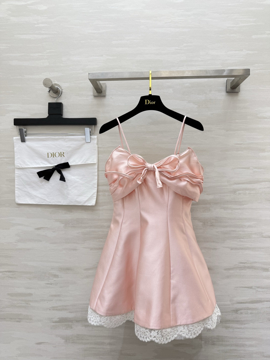 NO:822819,Dio's sweet bow strap princess dress has a heart-stirring romantic girly feel. The atmosphere of pure desire directly fills the air. The gentle and sinewy big bow tube top design is exquisite and eye-catching. The spaghetti straps elegantly modify the shoulder and neck lines. The high waist tailoring accurately raises the waistline and optimizes the body proportions. It is easy to wear the long legs of a super model. The skirt naturally spreads into a fluffy A-line version. The hem is spliced with exquisite lace. The layering is gentle and flexible.  Atmosphere, high-quality customization in seconds, available now, size 4/6/8 (bust 78 in size 4, skirt length 63 without suspenders), Dior-clothing, dior, dior, skirts,19860909Dio甜系蝴蝶结吊带公主裙 一眼心动的浪漫少女感 纯欲氛围直接拉满 温柔筋骨大蝴蝶结抹胸设计 精致又吸睛 细肩带优雅修饰肩颈线条 高收腰剪裁 精准拉高腰线 优化身材比例 轻松穿出超模大长腿 裙摆自然散开成蓬蓬A字版型 下摆拼接精致蕾丝花边 层次感温柔又灵动 上身就是妥妥在逃千金 氛围感秒出片高品质定制 现货首发size4/6/8（4码胸围78,裙长不加吊带63）,迪奥-服装,dior,dior,skirts,,Women's clothing