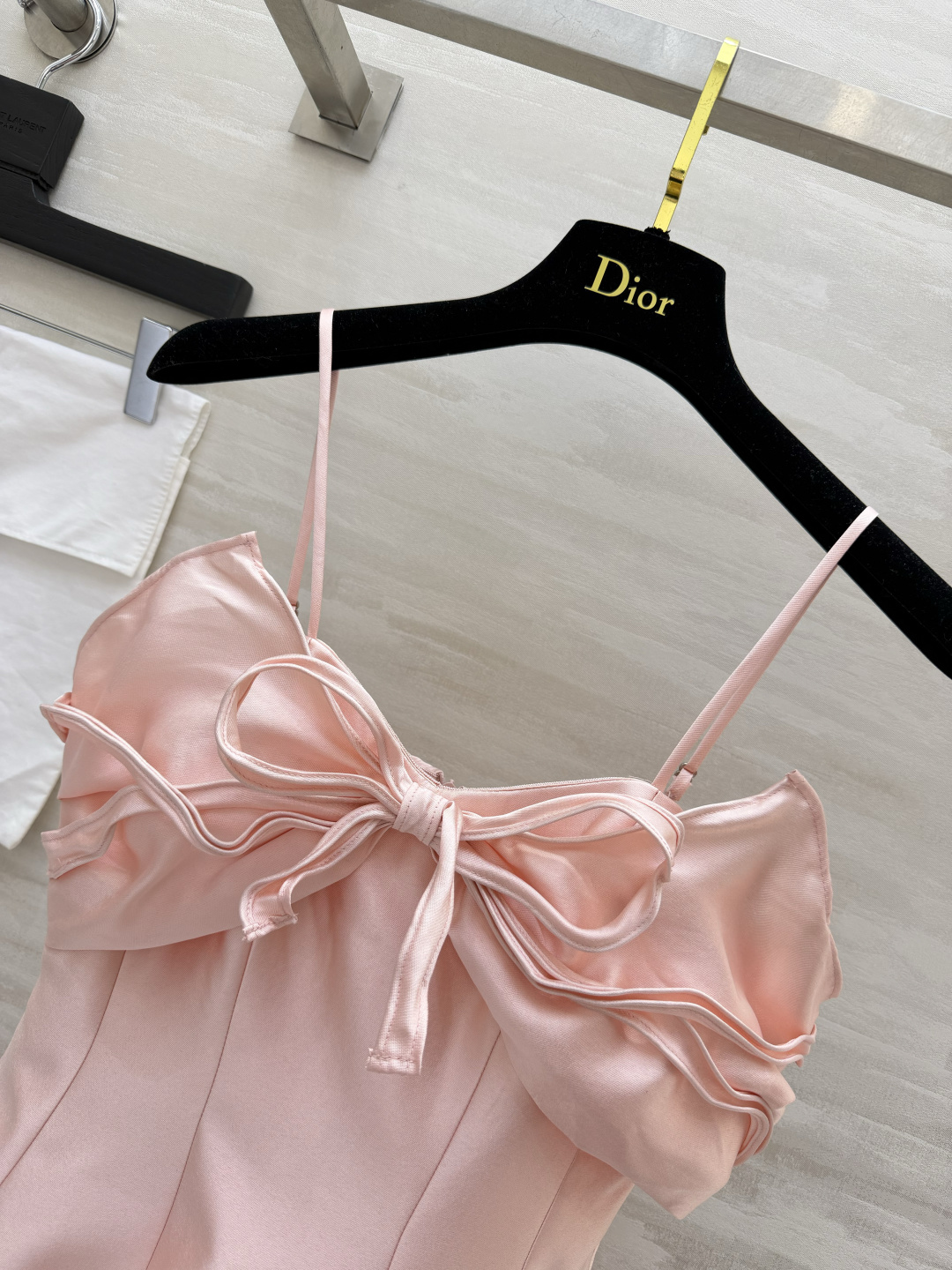 Dio♡²⁶甜系蝴蝶结吊带公主裙 一眼心动的浪漫少女感 纯欲氛围直接拉满 温柔筋骨大蝴蝶结抹胸设计 精致