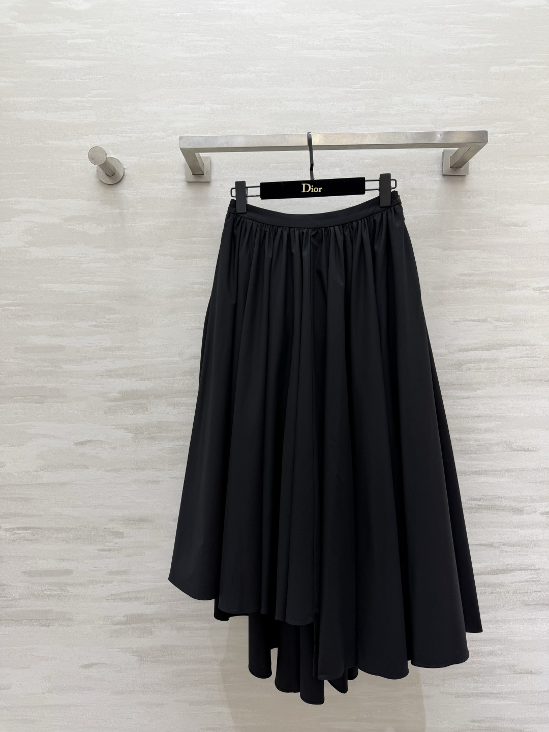 NO:822838,Self-portrai irregular large hem skirt, black and white | Unlock French lazy elegance. A fairy skirt with a high-end atmosphere. Select high-definition fabrics with perfect drape. Soft, smooth, anti-wrinkle and easy to care for. The upper body is elegant and flexible!  Full-width shirring design optimizes body proportions, irregularly spaced skirt with short front and long back, flowing rhythm when walking, light and aura, high-quality customization, available in stock first size S/M/L/XL (S size waist 66, skirt length 75-94), women's clothing, skirts,19860909self-portrai不规则大摆半身裙 黑白双色｜解锁法式慵懒优雅 自带高阶氛围感的神仙半裙 甄选垂感满分的高定面料 柔软顺滑、抗皱易打理 上身飘逸又灵动！全幅抽褶设计 优化身材比例 错落不规则前短后长大裙摆 走动间自带流动韵律 轻盈又有气场 高品质定制 现货首发sizeS/M/L/XL（s码腰围66,裙长75-94）,女装,skirts,,Women's clothing
