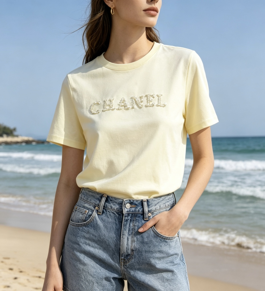 ✨Chane♡²⁶珠片刺绣奶油T恤 温柔到骨子里的高级日常款 软糯奶油米底色 温柔又显白 胸口手工珍珠串