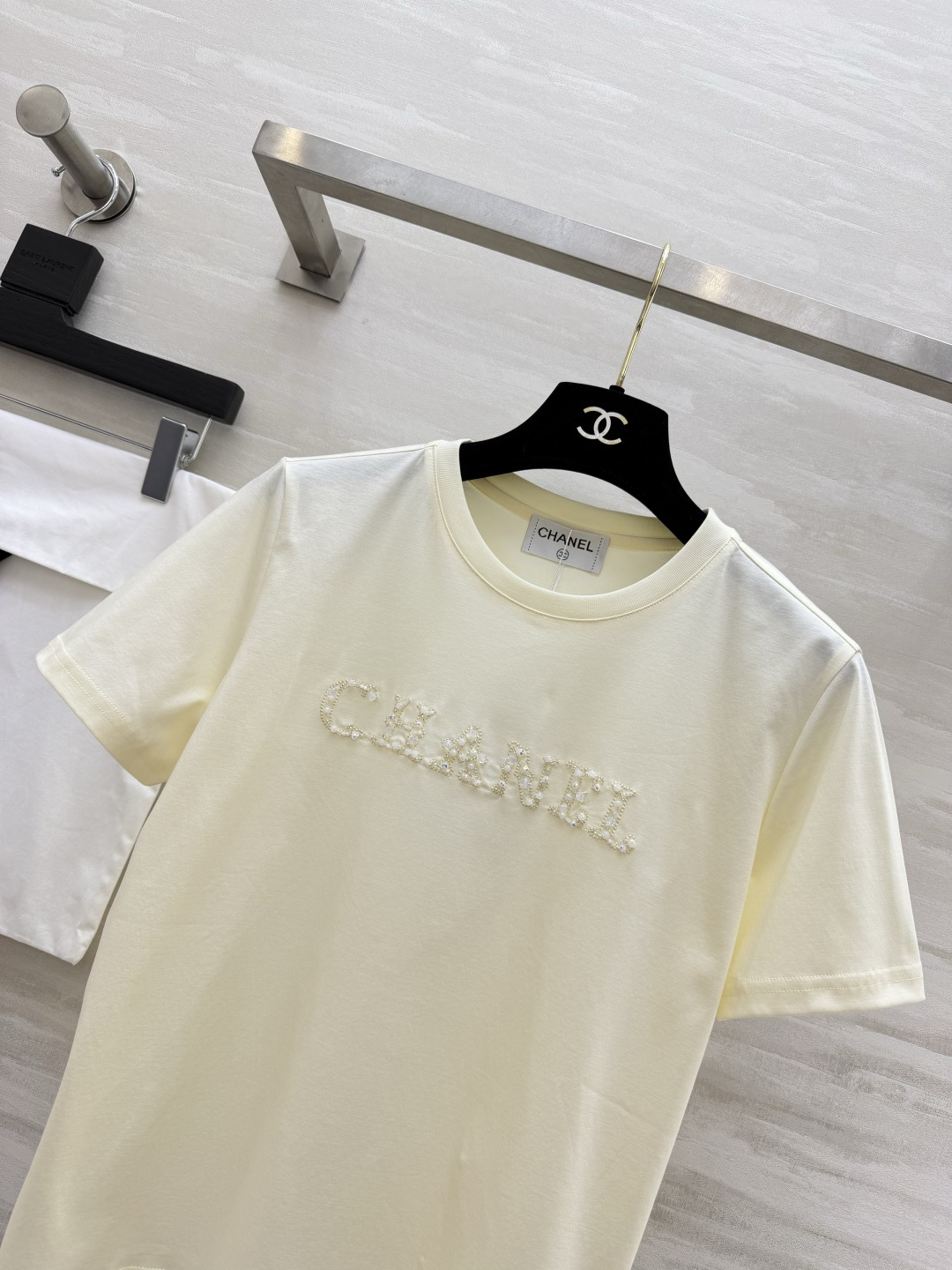 ✨Chane♡²⁶珠片刺绣奶油T恤 温柔到骨子里的高级日常款 软糯奶油米底色 温柔又显白 胸口手工珍珠串