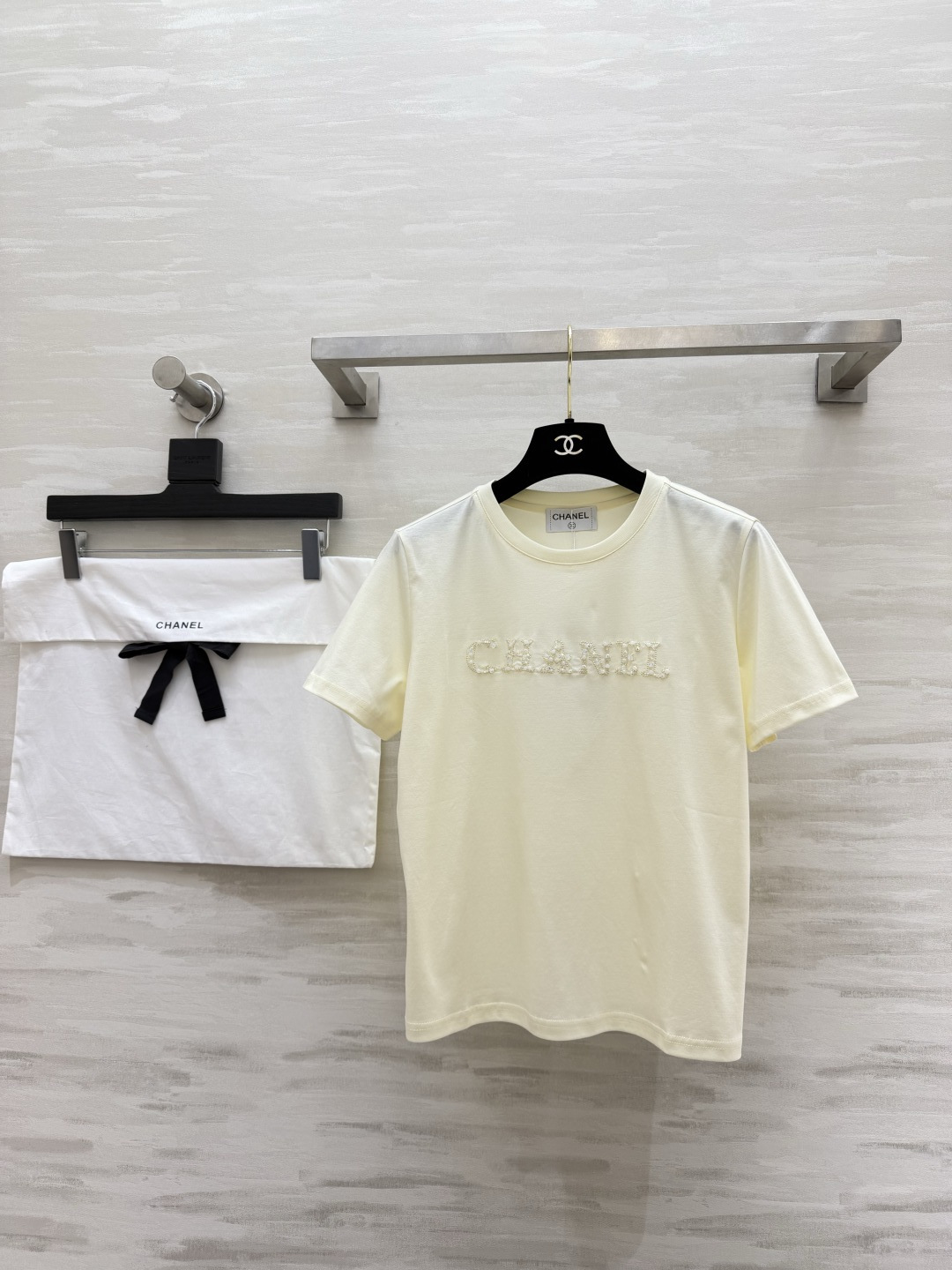 NO:822751,Chane beaded embroidered cream T-shirt, a high-end everyday style that is gentle to the core. Soft and creamy rice background, gentle and white. Handmade pearl beaded embroidery logo on the chest, exquisite and low-key. It is fine and shiny but not ostentatious. Basic round neck. Slightly loose cut at the front and shoulders. Modified head-to-shoulder ratio. High-count and high-density pure cotton fabric. Upper body is breathable and skin-friendly. High-quality customization.  Available now, size 36/38/40 (size 36, shoulder width 38, bust 94, length 51), Chanel-clothing, chanel, chanel, tees, t-shirt,19860909Chane珠片刺绣奶油T恤 温柔到骨子里的高级日常款 软糯奶油米底色 温柔又显白 胸口手工珍珠串珠刺绣logo 精致低调 自带细闪贵而不张扬 基础圆领 正肩微宽松剪裁 修饰头肩比 高支高密纯棉面料 上身透气亲肤 高品质定制 现货首发size36/38/40（36码肩宽38,胸围94,衣长51）,香奈儿-服装,chanel,chanel,tees，t-shirt,,Women's clothing