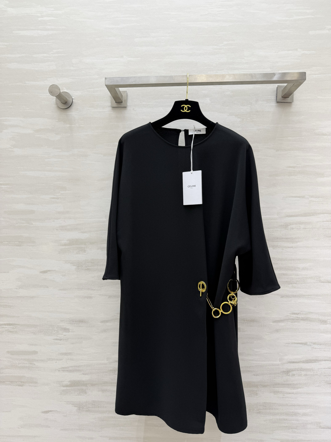 NO:822847,Celin minimalist black gold atmosphere little black dress classic pure black three-dimensional drape version side metal ring chain design light luxury details full of loose and tolerant tailoring three-quarter sleeves elegant and decent, no choice of daily occasions, the upper body is effortless French high-end sense High-quality customization available in stock first size S/M/L (S size bust 118, skirt length 85), Celine-clothing, celine, celine, skirts,19860909Celin极简黑金氛围感小黑裙经典纯黑 立体垂感版型 侧边金属圆环链条设计 细节轻奢感拉满宽松包容剪裁 七分袖优雅得体 日常完全不挑场合上身就是毫不费力的法式高级感 高品质定制 现货首发sizeS/M/L（s码胸围118,裙长85）,赛琳-服装,celine,celine,skirts,,Women's clothing