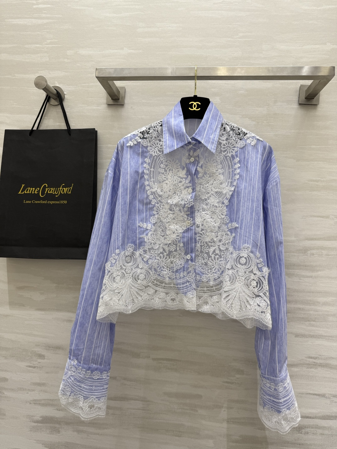 NO:822808,#Ermanno Scervin lace lapel shirt Italy is known as the 'King of Top Lace' Quiet luxury aesthetic Simple but not simple Handmade lace embroidery presents delicate texture Short design highlights the waistline Optimize body proportions Use customized fabrics Skin-friendly and comfortable High-quality ready-made first size S/M/L/XL (S size bust 102, length 51), women's clothing,19860909#Ermanno Scervin蕾丝翻领衬衣 意大利富有“顶级蕾丝之王”的称呼 静奢美学 简约不简单 手工制作蕾丝刺绣 呈现细腻纹理 短款设计突出腰线 优化身材比例 采用定制面料 亲肤舒适 高品质现货首发sizeS/M/L/XL（s码胸围102,衣长51）,女装,,Women's clothing