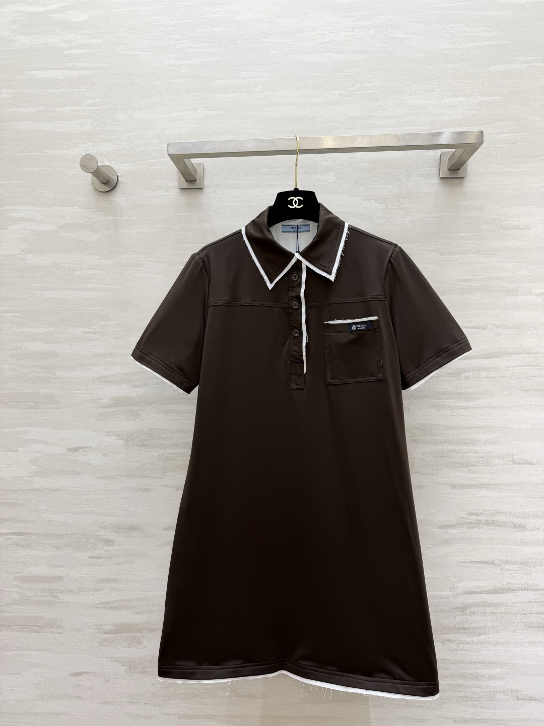 NO:823794,#Prad College Style POLO Dress｜C-position style for daily street use. Gentle and age-reducing. Classic Polo lapel. Raw edge contrasting white edge design brings a refined and lazy college feel. Casual and dignified. Neat H-shaped. It hides the flesh to make you look slimmer but not flattering. The brand logo on the chest is low-key embellishment. It is full of details and texture. It has a sense of atmosphere when worn casually. Two high-end color combinations: dark coffee/navy blue!  Gentle retro & calm temperament. Close your eyes and don't step on it. It is a must-have spring and summer wardrobe. Versatile and easy to pick ~ high-quality customization. Available in stock first size S/M/L (S size shoulder width 38, bust 94, skirt length 84), Prada-clothing, prada, prada, skirts,19860909#Prad学院风POLO连衣裙｜日常出街C位款 温柔又减龄 经典Polo翻领 毛边撞色白边设计自带精致慵懒的学院感 休闲又显贵 利落H版型 藏肉显瘦不挑身材 胸前品牌小标低调点缀 细节质感拉满 随手穿就很有氛围感 两个高级配色深咖/藏青！温柔复古&沉稳气质 闭眼入不踩款春夏衣橱刚需款 百搭不挑人~高品质定制 现货首发sizeS/M/L（s码肩宽38,胸围94,裙长84）,普拉达-服装,prada,prada,skirts,,Women's clothing