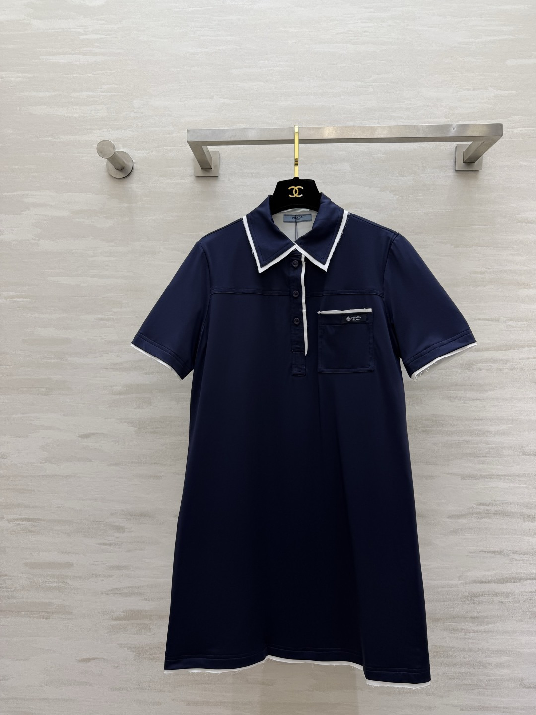 NO:823812,#Prad College Style POLO Dress｜C-position style for daily street use. Gentle and age-reducing. Classic Polo lapel. Raw edge contrasting white edge design brings a refined and lazy college feel. Casual and dignified. Neat H-shaped. It hides the flesh to make you look slimmer but not flattering. The brand logo on the chest is low-key embellishment. It is full of details and texture. It has a sense of atmosphere when worn casually. Two high-end color combinations: dark coffee/navy blue!  Gentle retro & calm temperament. Close your eyes and don't step on it. It is a must-have spring and summer wardrobe. Versatile and easy to pick ~ high-quality customization. Available in stock first size S/M/L (S size shoulder width 38, bust 94, skirt length 84), Prada-clothing, prada, prada, skirts,19860909#Prad学院风POLO连衣裙｜日常出街C位款 温柔又减龄 经典Polo翻领 毛边撞色白边设计自带精致慵懒的学院感 休闲又显贵 利落H版型 藏肉显瘦不挑身材 胸前品牌小标低调点缀 细节质感拉满 随手穿就很有氛围感 两个高级配色深咖/藏青！温柔复古&沉稳气质 闭眼入不踩款春夏衣橱刚需款 百搭不挑人~高品质定制 现货首发sizeS/M/L（s码肩宽38,胸围94,裙长84）,普拉达-服装,prada,prada,skirts,,Women's clothing