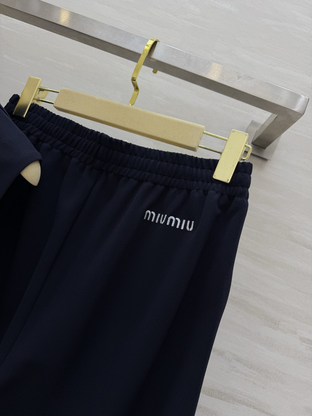 Miumi♡²⁶藏蓝色运动套装 无袖短款上衣+宽松直筒裤 简约又有细节感！上衣拉链设计+品牌标志轻便舒适