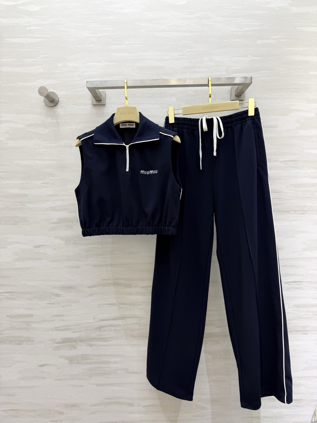 NO:823830,Miumi navy blue sports suit, sleeveless short top + loose straight pants, simple and detailed!  The top zipper design + brand logo is light and comfortable, suitable for daily life or sports. White stripes on the side of the pants. The elastic waist shows leg length. It is suitable for all body types. The overall American retro style. Navy blue is versatile. It looks great with sports shoes and casual shoes!  Easily get youthful and energetic outfits!  High-quality customization, available in stock first size S/M/L (S size bust 88, length 38, waist 64, hip 96, pants length 100), Miu Miu-clothing, miumiu, sneakers,19860909Miumi藏蓝色运动套装 无袖短款上衣+宽松直筒裤 简约又有细节感！上衣拉链设计+品牌标志轻便舒适 日常或运动都OK 裤子侧边白色条纹 松紧腰超显腿长 适合各种身材 整体美式复古风 藏蓝色百搭 随便配运动鞋、休闲鞋都很出彩！轻松get青春活力穿搭！高品质定制 现货首发sizeS/M/L（s码胸围88,衣长38,腰围64,臀围96,裤长100）,缪缪-服装,miumiu,sneakers,,Women's clothing