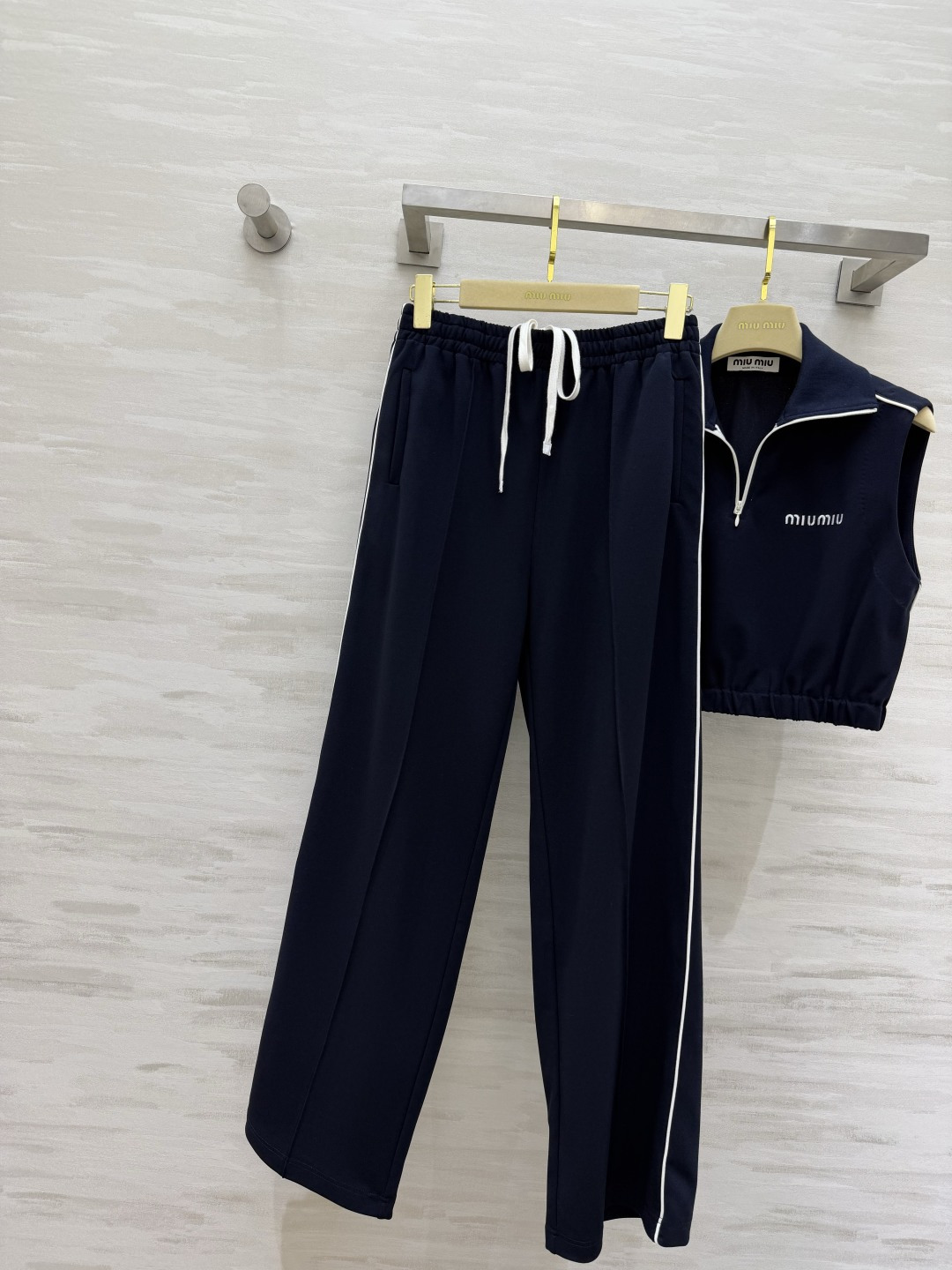 Miumi♡²⁶藏蓝色运动套装 无袖短款上衣+宽松直筒裤 简约又有细节感！上衣拉链设计+品牌标志轻便舒适