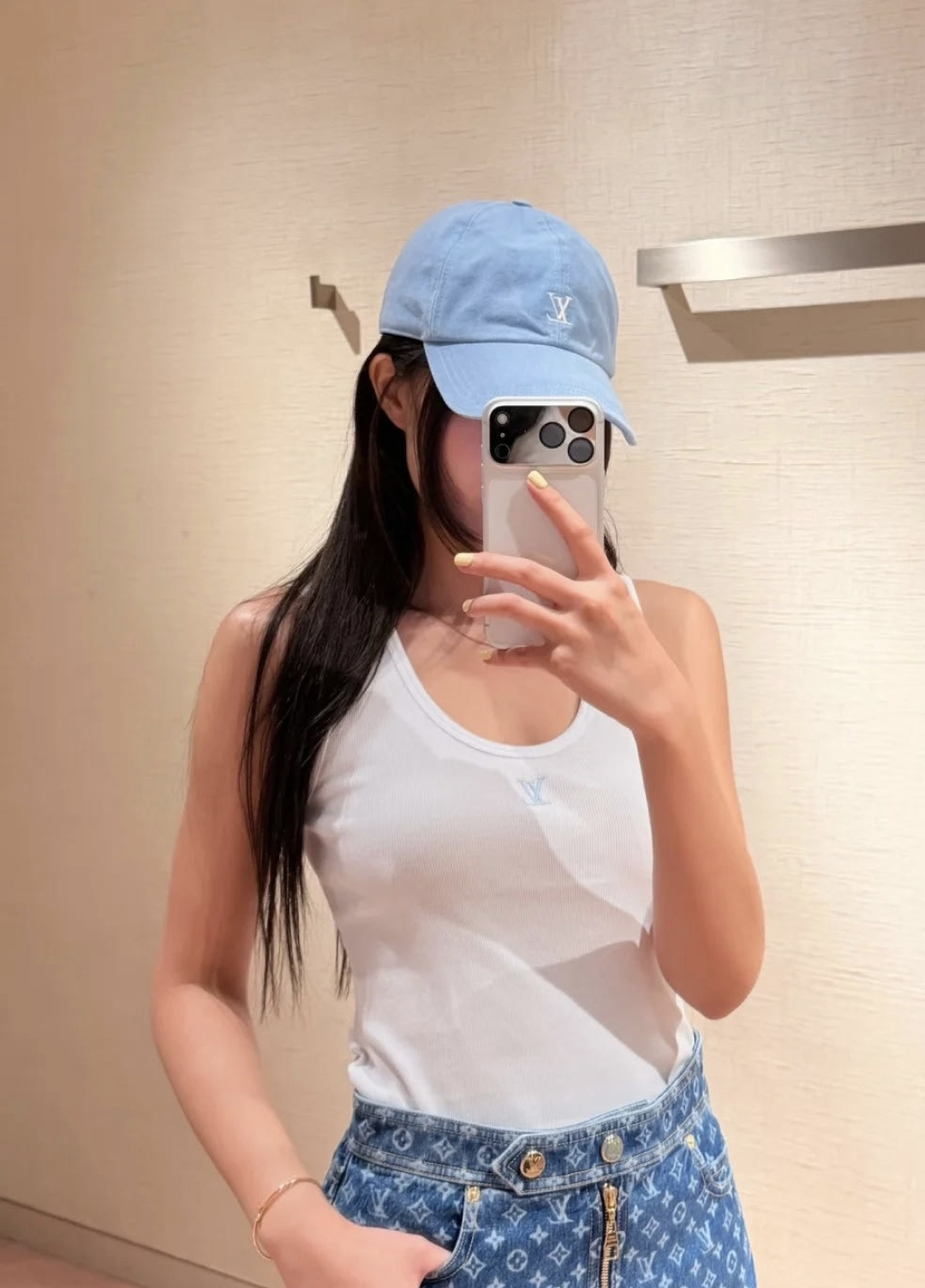 Lvvv²⁶logo刺绣🪡夏季万能内搭背心✨三色可选｜纯净白、清爽浅蓝、百搭黑！修身显瘦不紧绷弹力软糯面