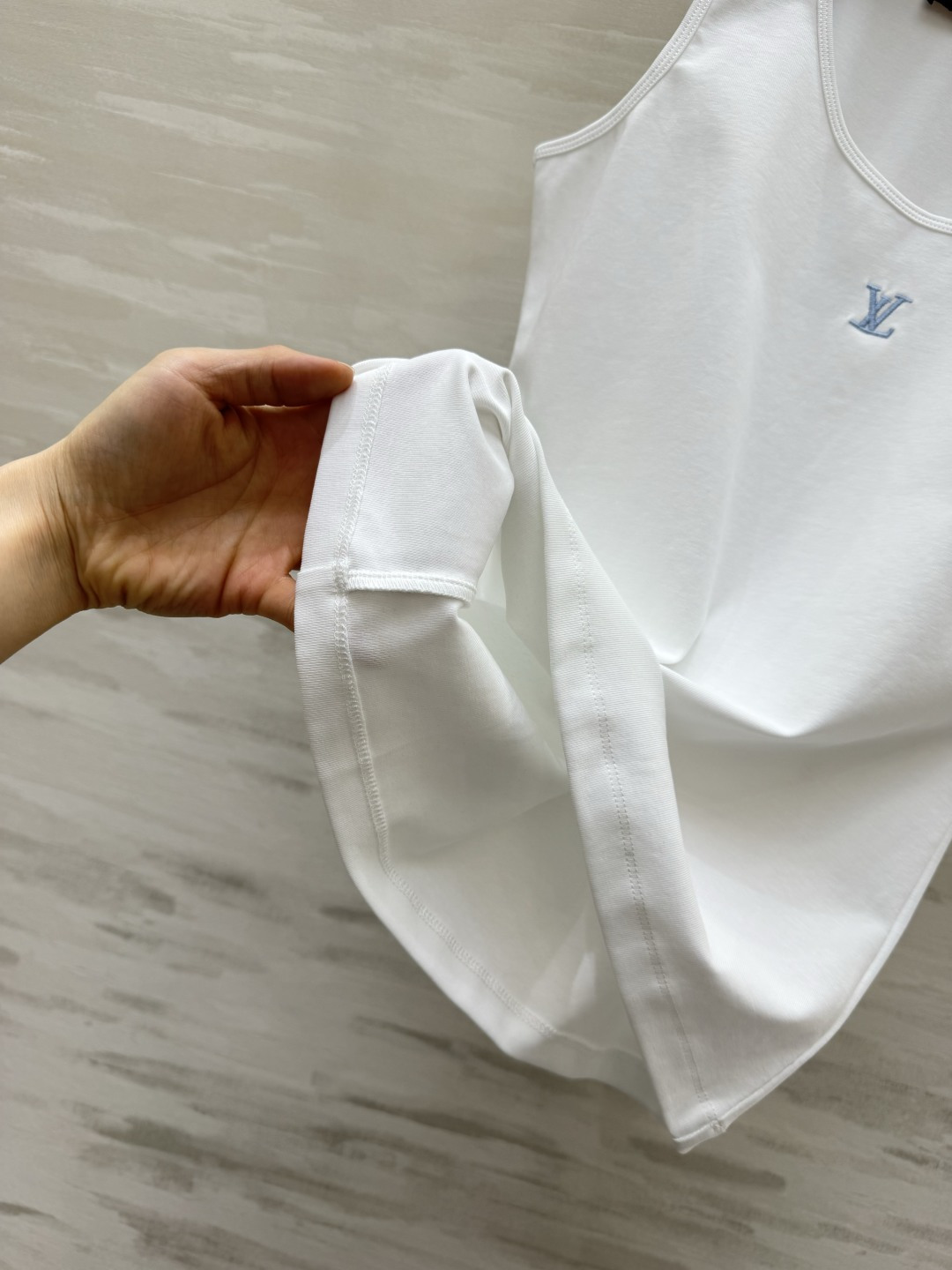 Lvvv²⁶logo刺绣🪡夏季万能内搭背心✨三色可选｜纯净白、清爽浅蓝、百搭黑！修身显瘦不紧绷弹力软糯面
