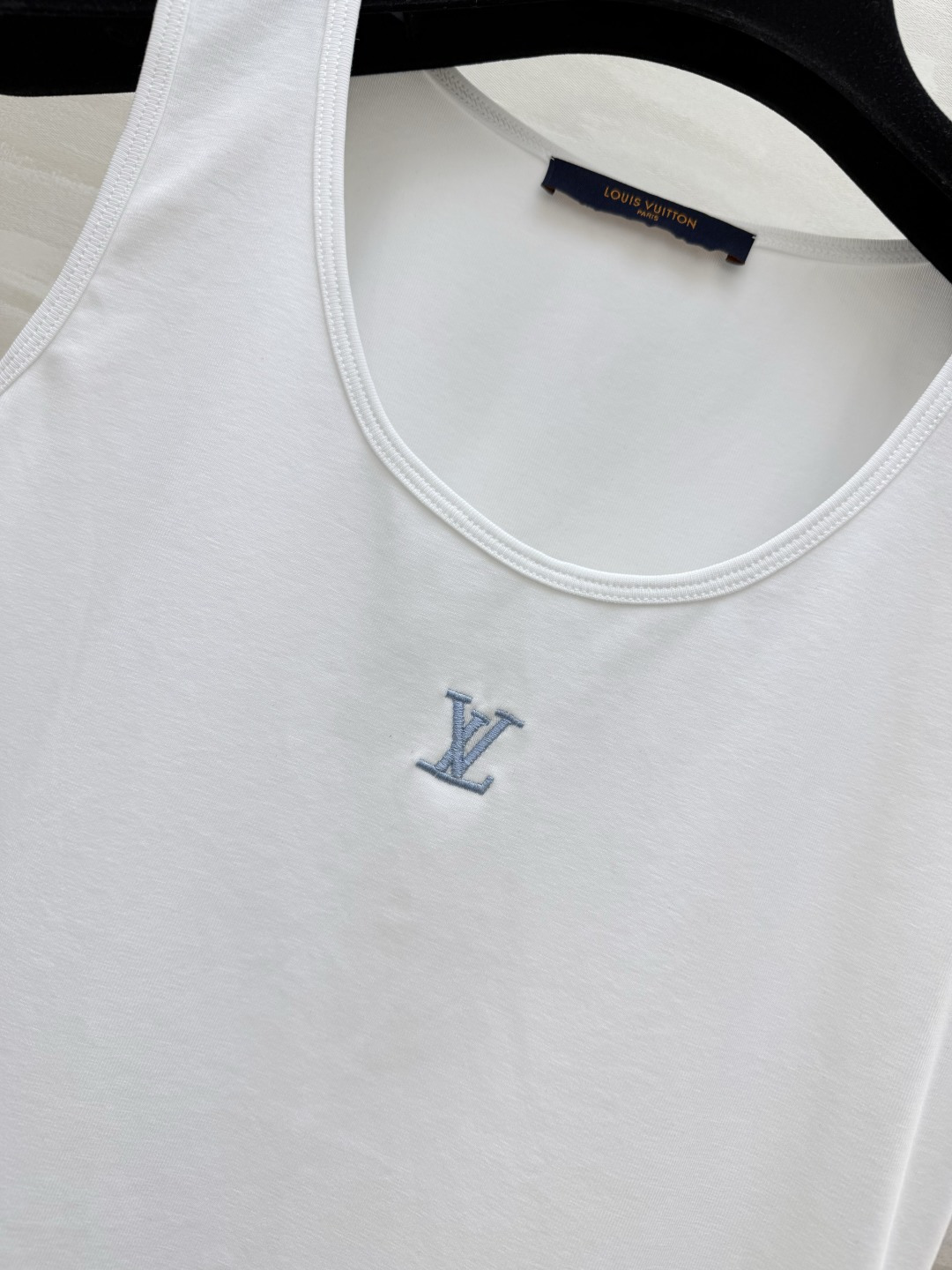Lvvv²⁶logo刺绣🪡夏季万能内搭背心✨三色可选｜纯净白、清爽浅蓝、百搭黑！修身显瘦不紧绷弹力软糯面