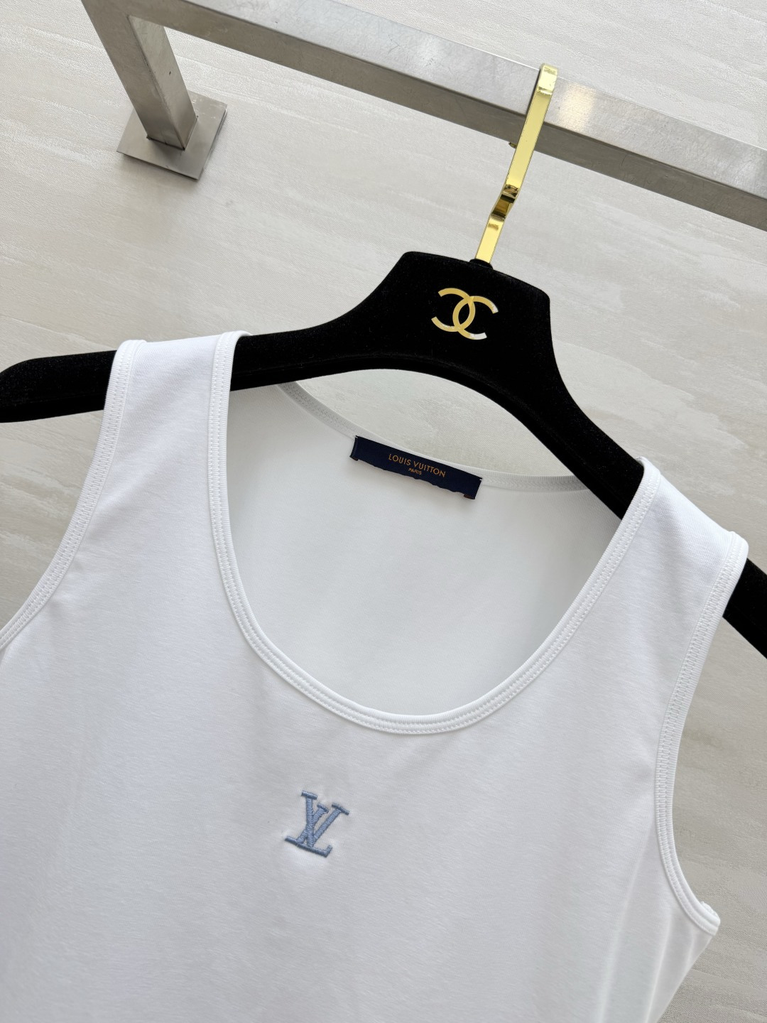 Lvvv²⁶logo刺绣🪡夏季万能内搭背心✨三色可选｜纯净白、清爽浅蓝、百搭黑！修身显瘦不紧绷弹力软糯面