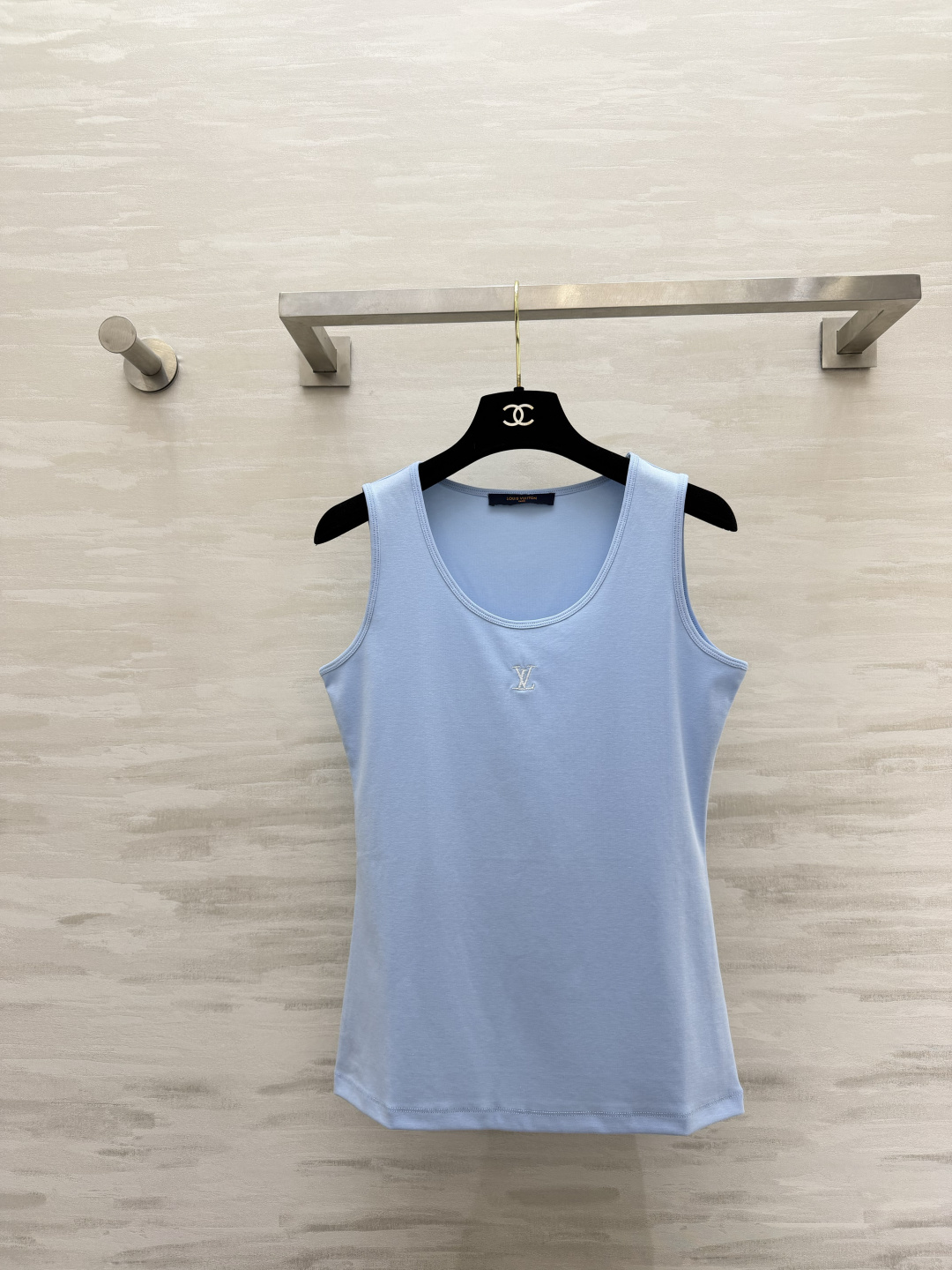 NO:823751,Lvvvlogo embroidered summer all-purpose inner vest is available in three colors | pure white, refreshing light blue, and versatile black!  The stretchy soft waxy fabric is slim and not tight. It is very comfortable against the skin. The U-shaped neckline modifies the neck line and makes the shoulders and neck look good. It is refreshing and pure when worn alone. It is perfect when worn with outer shirts, suits, and shirts!  Spring and summer wardrobes are just in need of foundation. Just put them together to create a sophisticated and high-end feel. Close-fitting items are both comfortable and beautiful!  High-quality customization, available in stock first size S/M/L (S size stretch bust 80, length 56), Louis Vuitton-clothing, louis vuitton, louis vuitton, shirts, business suit,19860909Lvvvlogo刺绣夏季万能内搭背心三色可选｜纯净白、清爽浅蓝、百搭黑！修身显瘦不紧绷弹力软糯面料 贴肤巨舒服 U型领口修饰脖颈线条显肩颈好看 单穿清爽又纯欲 内搭外衫、西装、衬衫都超绝！春夏衣柜刚需打底 随手一搭就是精致高级感 贴身单品 舒服与颜值全都要！高品质定制 现货首发sizeS/M/L（s码弹力胸围80,衣长56）,路易威登-服装,louis vuitton,louis vuitton,shirts,business suit,,Women's clothing