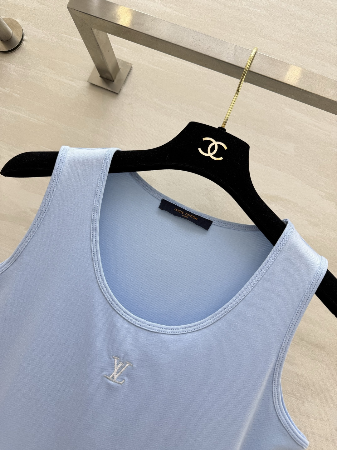Lvvv²⁶logo刺绣🪡夏季万能内搭背心✨三色可选｜纯净白、清爽浅蓝、百搭黑！修身显瘦不紧绷弹力软糯面