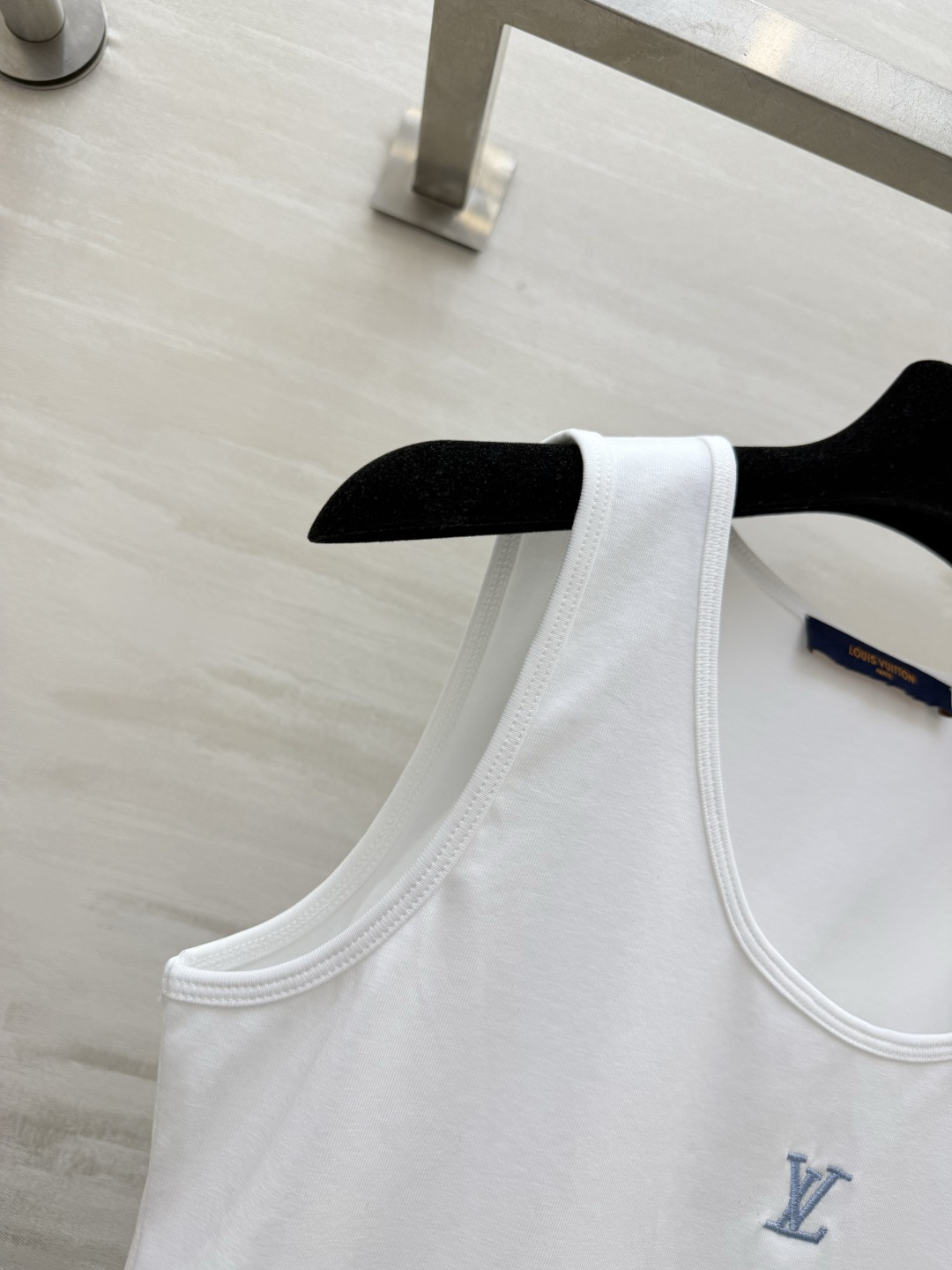 Lvvv²⁶logo刺绣🪡夏季万能内搭背心✨三色可选｜纯净白、清爽浅蓝、百搭黑！修身显瘦不紧绷弹力软糯面