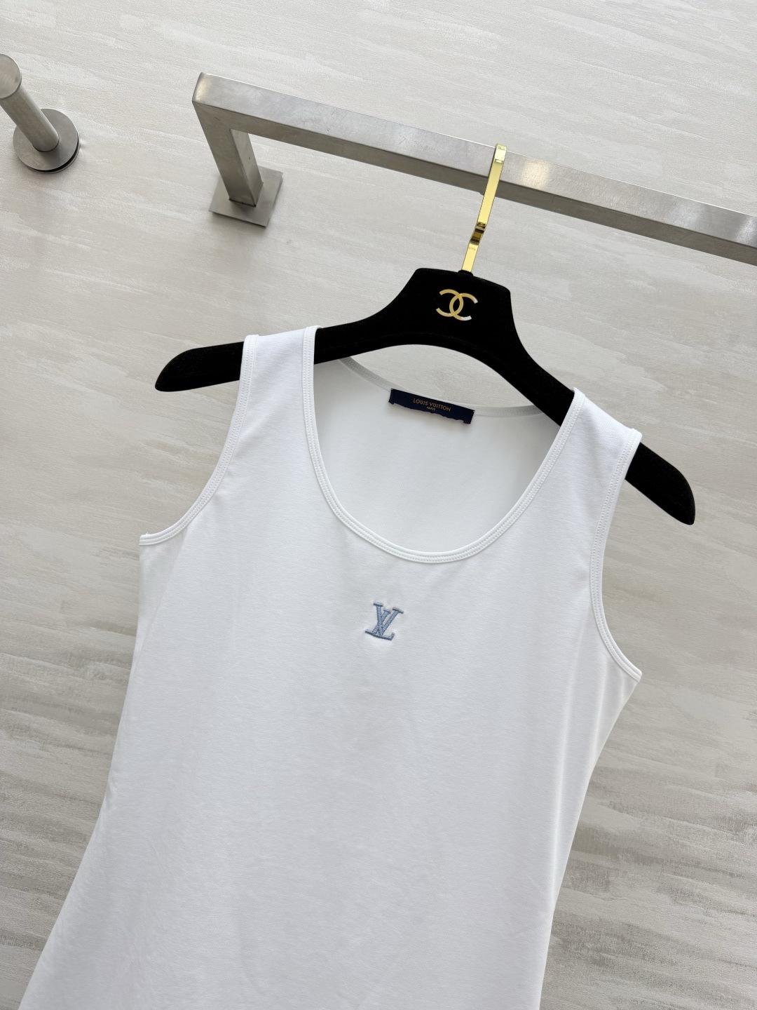 Lvvv²⁶logo刺绣🪡夏季万能内搭背心✨三色可选｜纯净白、清爽浅蓝、百搭黑！修身显瘦不紧绷弹力软糯面