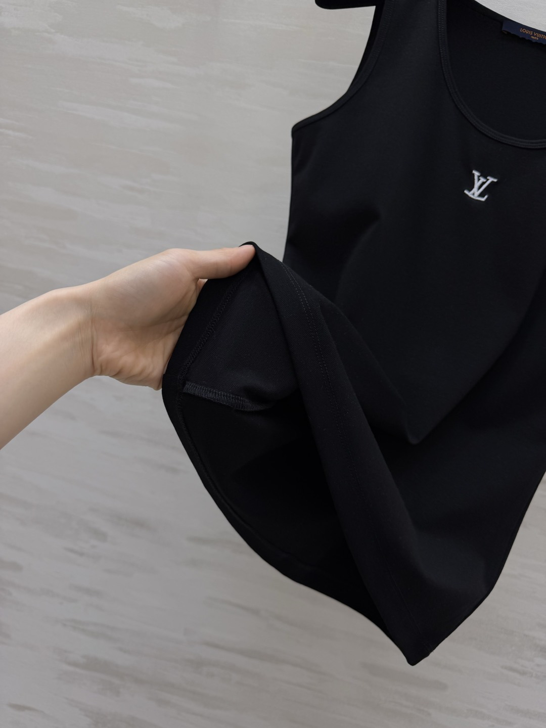 Lvvv²⁶logo刺绣🪡夏季万能内搭背心✨三色可选｜纯净白、清爽浅蓝、百搭黑！修身显瘦不紧绷弹力软糯面