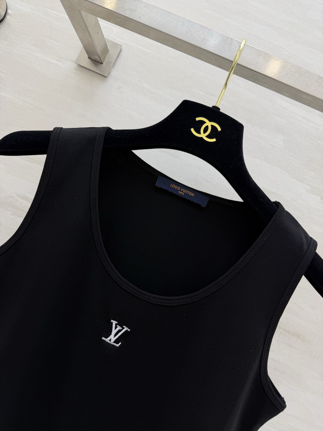 Lvvv²⁶logo刺绣🪡夏季万能内搭背心✨三色可选｜纯净白、清爽浅蓝、百搭黑！修身显瘦不紧绷弹力软糯面