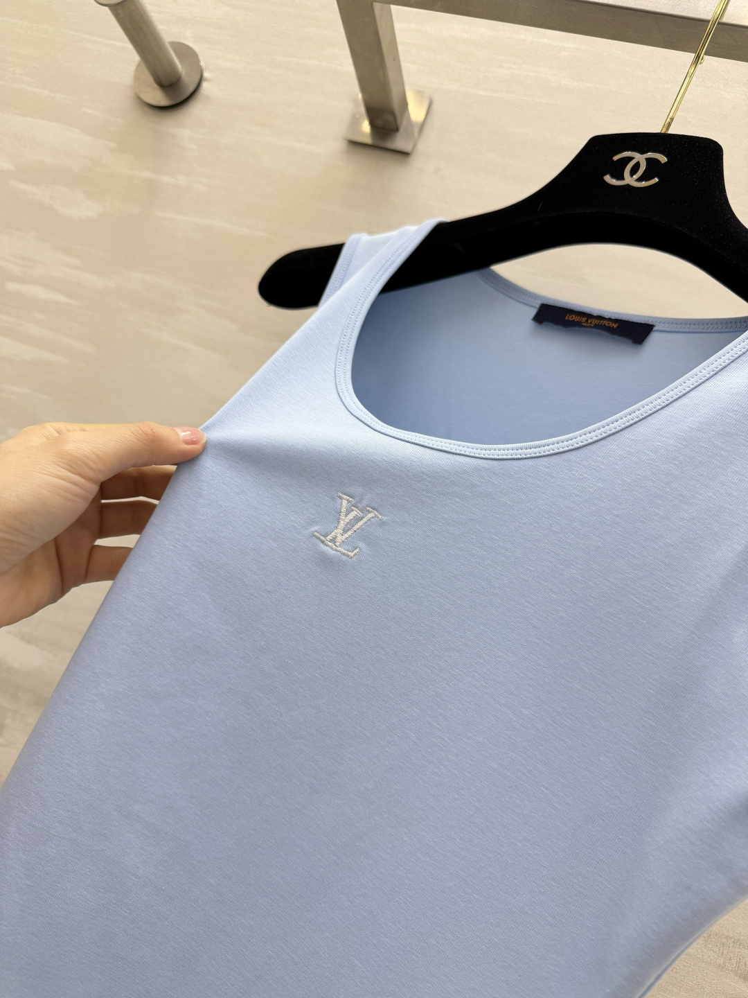 Lvvv²⁶logo刺绣🪡夏季万能内搭背心✨三色可选｜纯净白、清爽浅蓝、百搭黑！修身显瘦不紧绷弹力软糯面