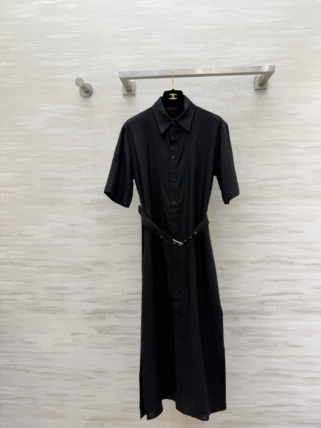 NO:823810,Ralph Lauren Purple Label Series Linen shirt-style maxi skirt｜Old money style ceiling lapels Single-breasted classic design Comes with the same belt to accurately tighten the waistline Easily wear the golden ratio of three to seven points Natural linen breathable texture The upper body is dry and not sweaty The side slits have a sense of elegance when walking Calm and elegant Can be used for commuting to work, daily appointments, and light vacations One piece can be used for all occasions Low-key texture High-end wear can be seen at a glance High-quality customization  Available now: sizeS/M/L (), women's clothing, loro piana, skirts, gold,19860909Ralph Lauren紫标系列 亚麻衬衣式长裙｜老钱风天花板翻领 单排扣经典设计 自带同版型腰带精准收紧腰线 轻松穿出三七分黄金比例 天然亚麻透气肌理感 上身干爽不闷汗 侧边开叉走动间自带飘逸感 沉稳又大气 上班通勤、日常约会、出游轻度假 一件hold住所有场合 低调质感 一眼就是高段位穿搭高品质定制 现货首发sizeS/M/L（）,女装,loro piana,skirts,gold,,Women's clothing